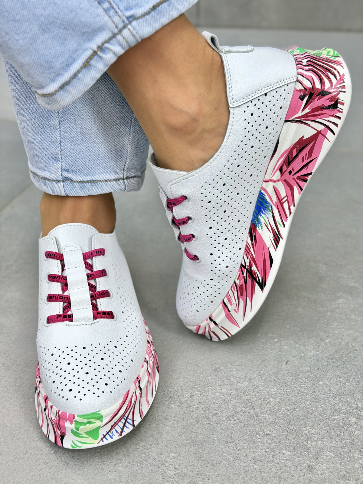 Białe sneakersy damskie skórzane z perforacją casual