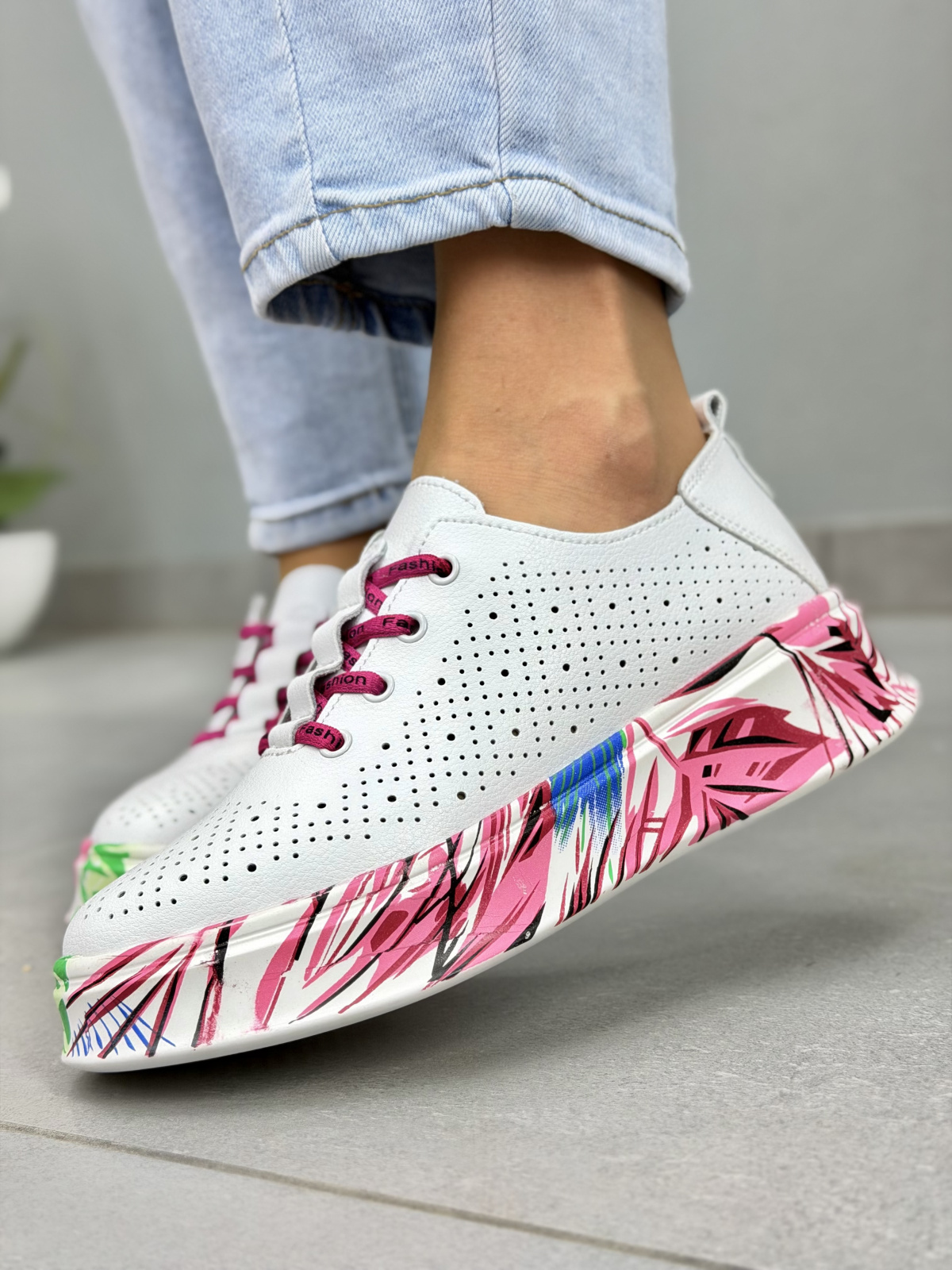 Białe sneakersy damskie skórzane z perforacją casual