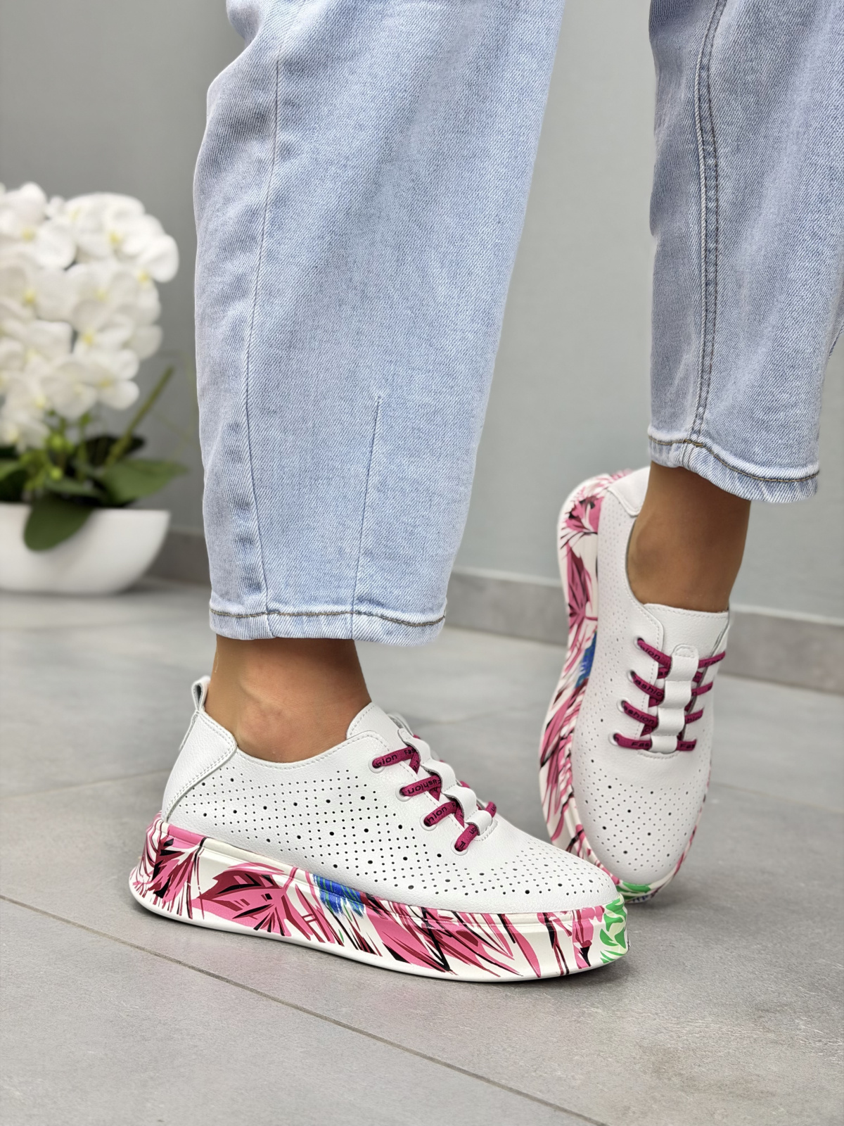 Białe sneakersy damskie skórzane z perforacją casual