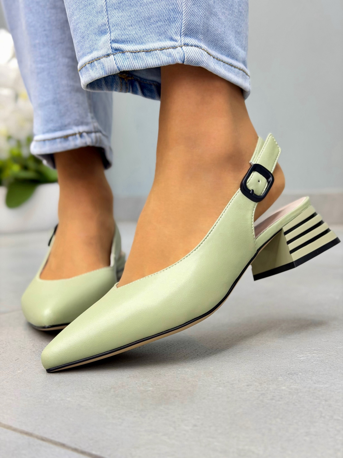 Miętowe sandały damskie skórzane slingback na słupku