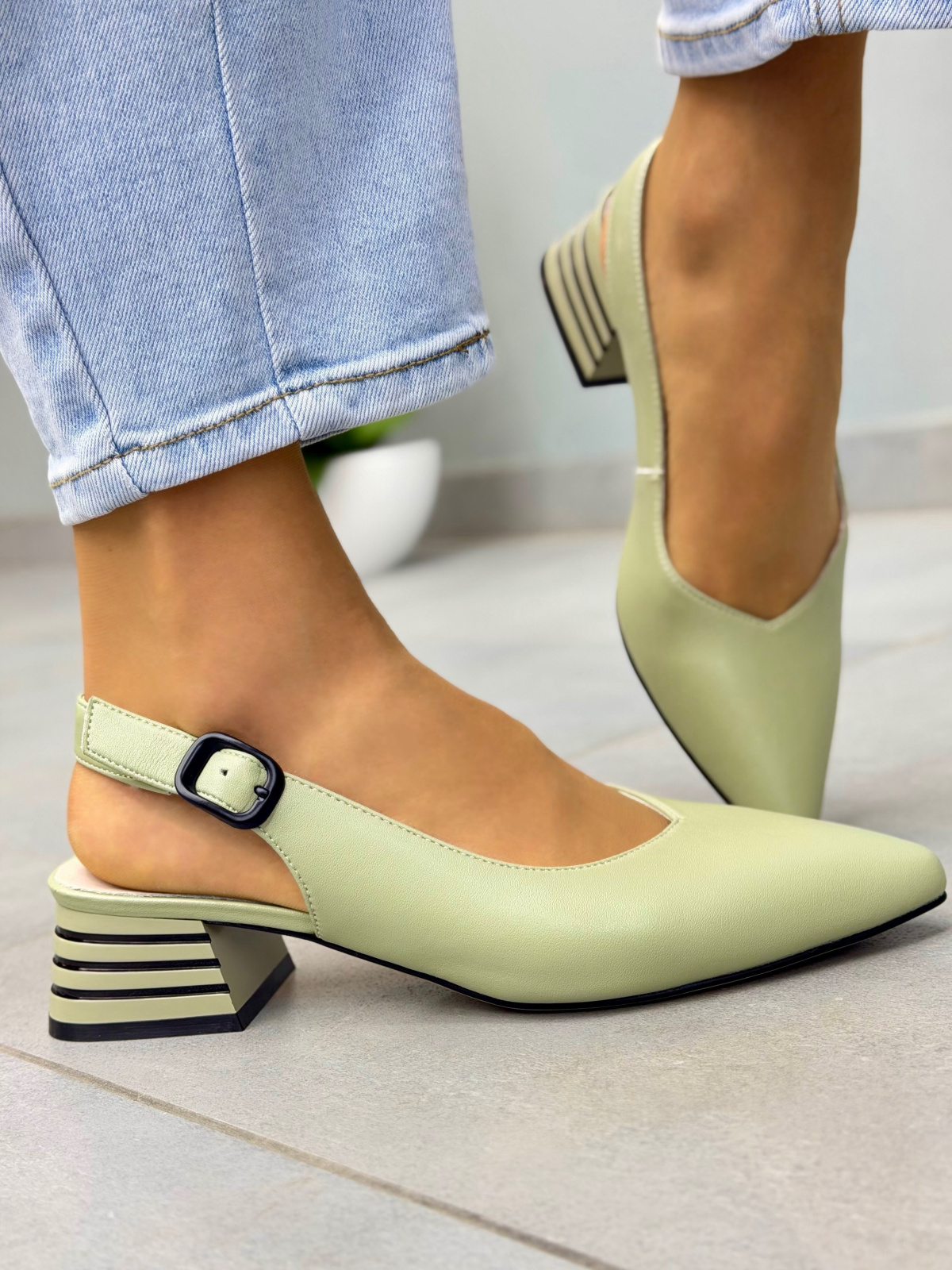 Miętowe sandały damskie skórzane slingback na słupku