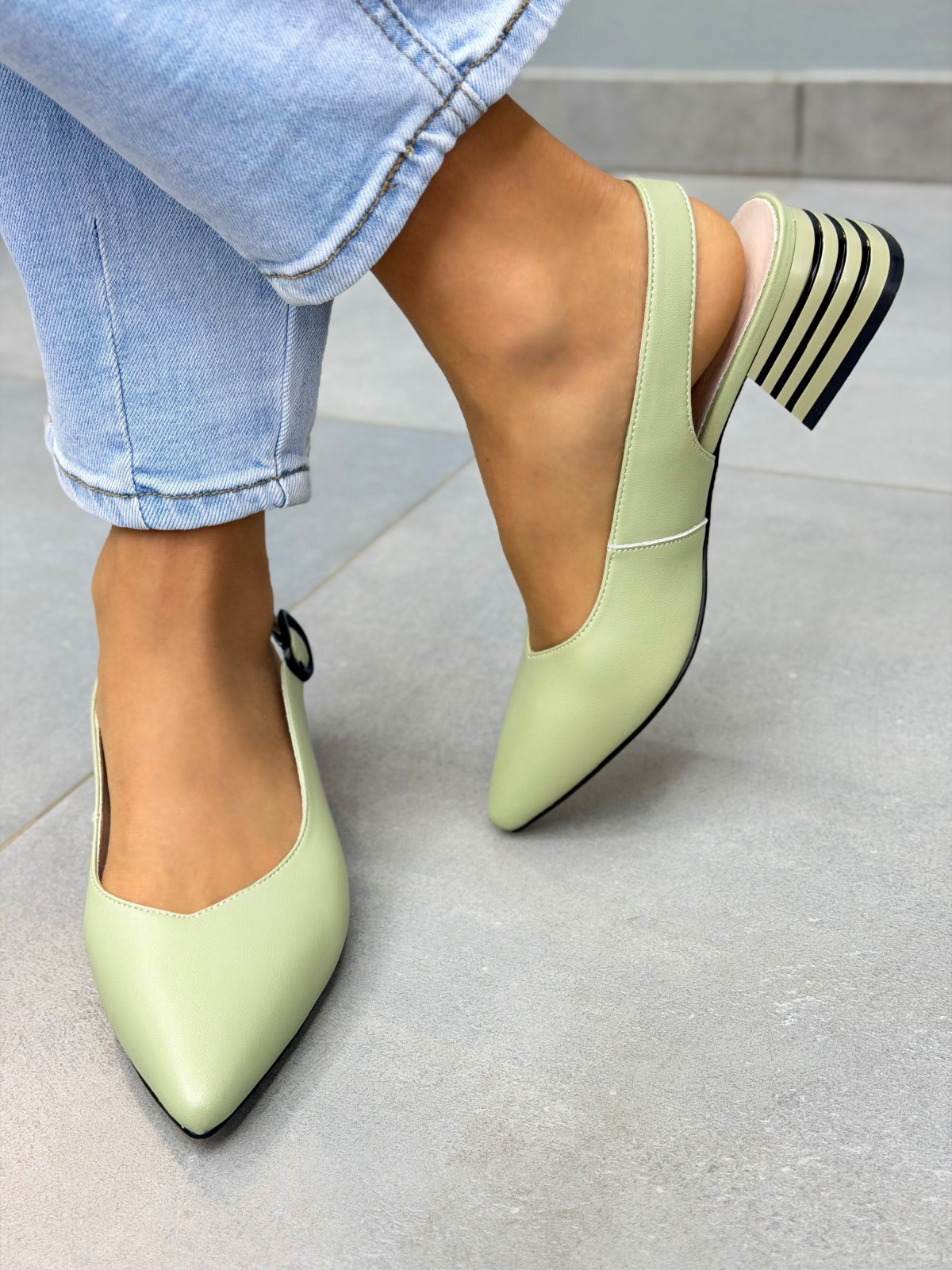 Miętowe sandały damskie skórzane slingback na słupku