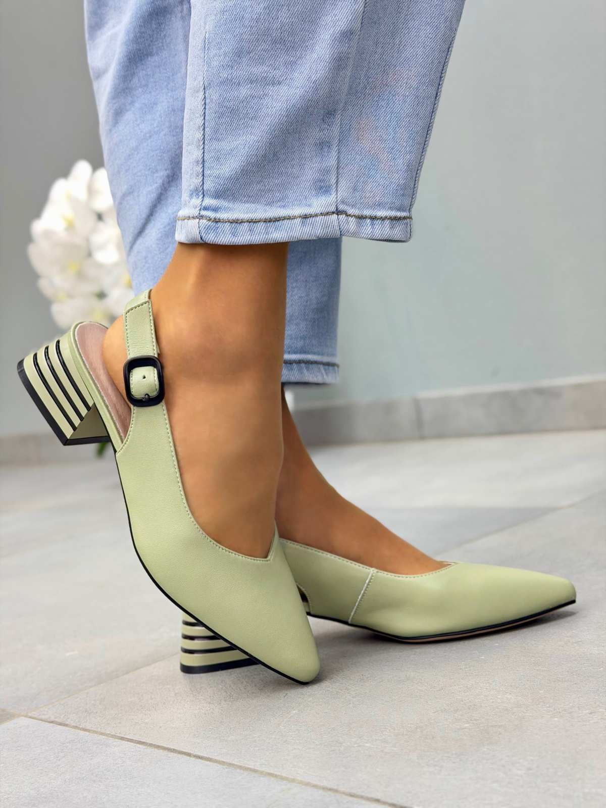 Miętowe sandały damskie skórzane slingback na słupku