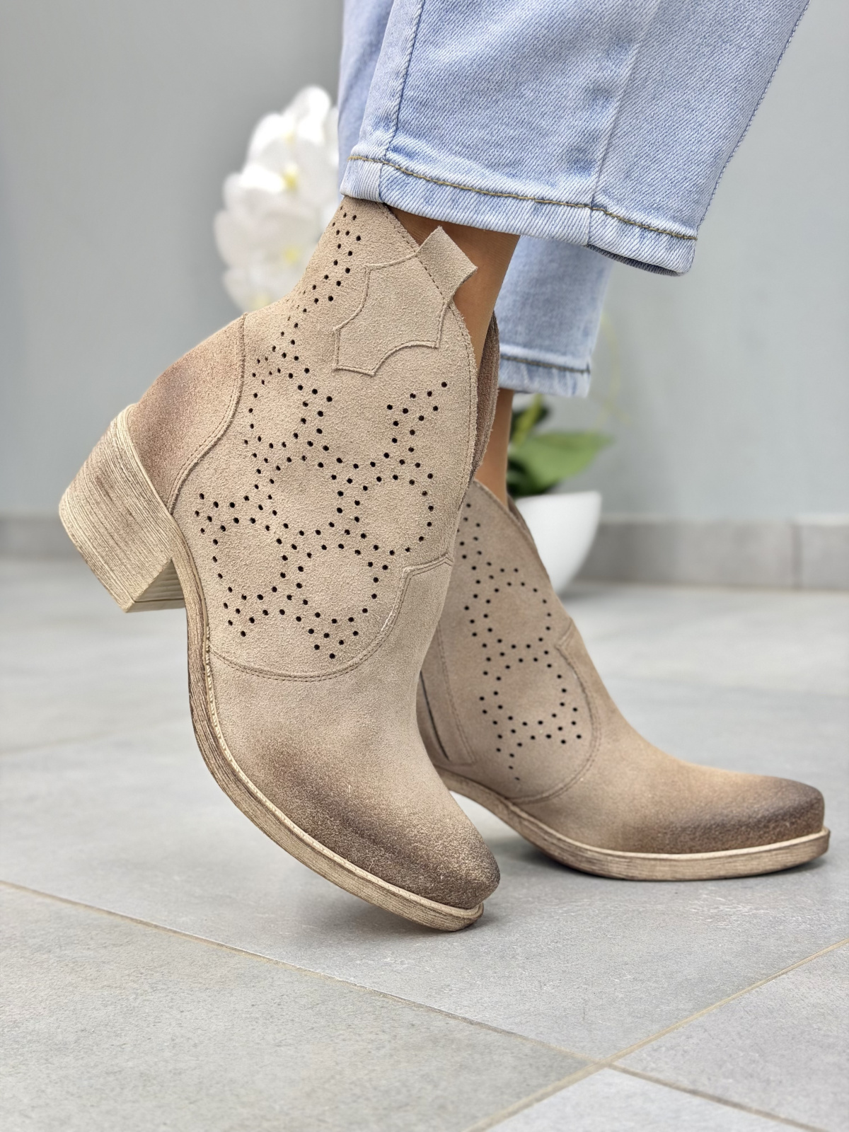 Beżowe kowbojki damskie ażurowe ze skóry naturalnej OLEKSY casual