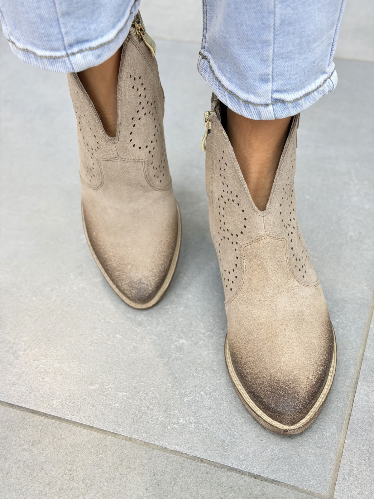 Beżowe kowbojki damskie ażurowe ze skóry naturalnej OLEKSY casual