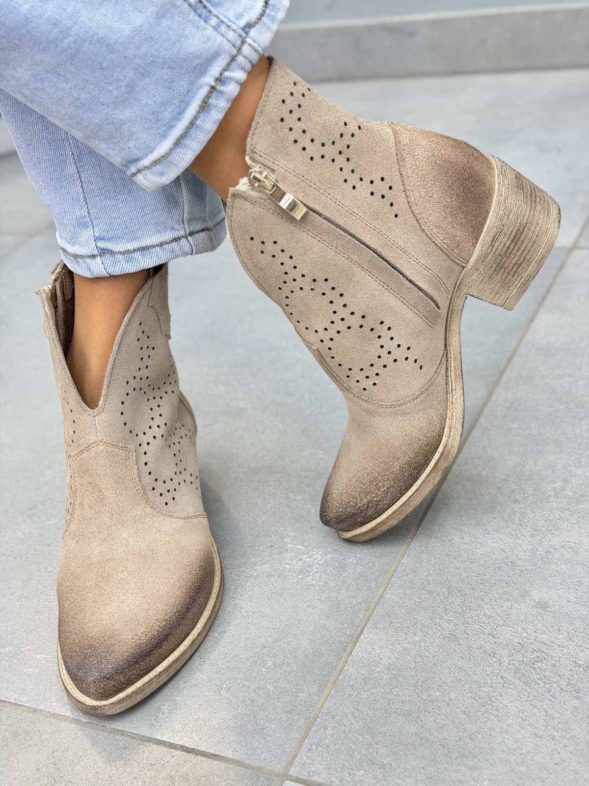 Beżowe kowbojki damskie ażurowe ze skóry naturalnej OLEKSY casual