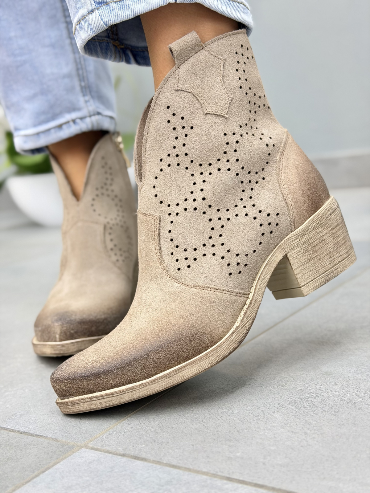 Beżowe kowbojki damskie ażurowe ze skóry naturalnej OLEKSY casual