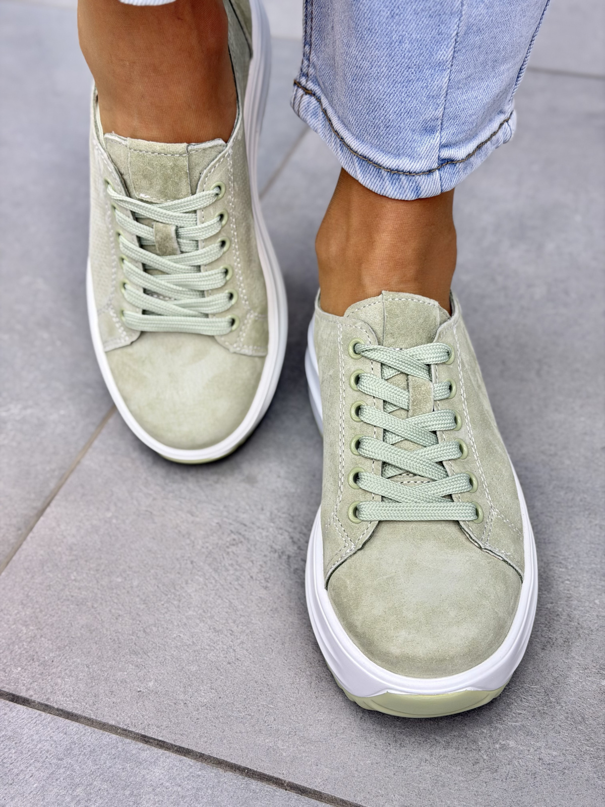 Miętowe sneakersy damskie ze skóry naturalnej casual