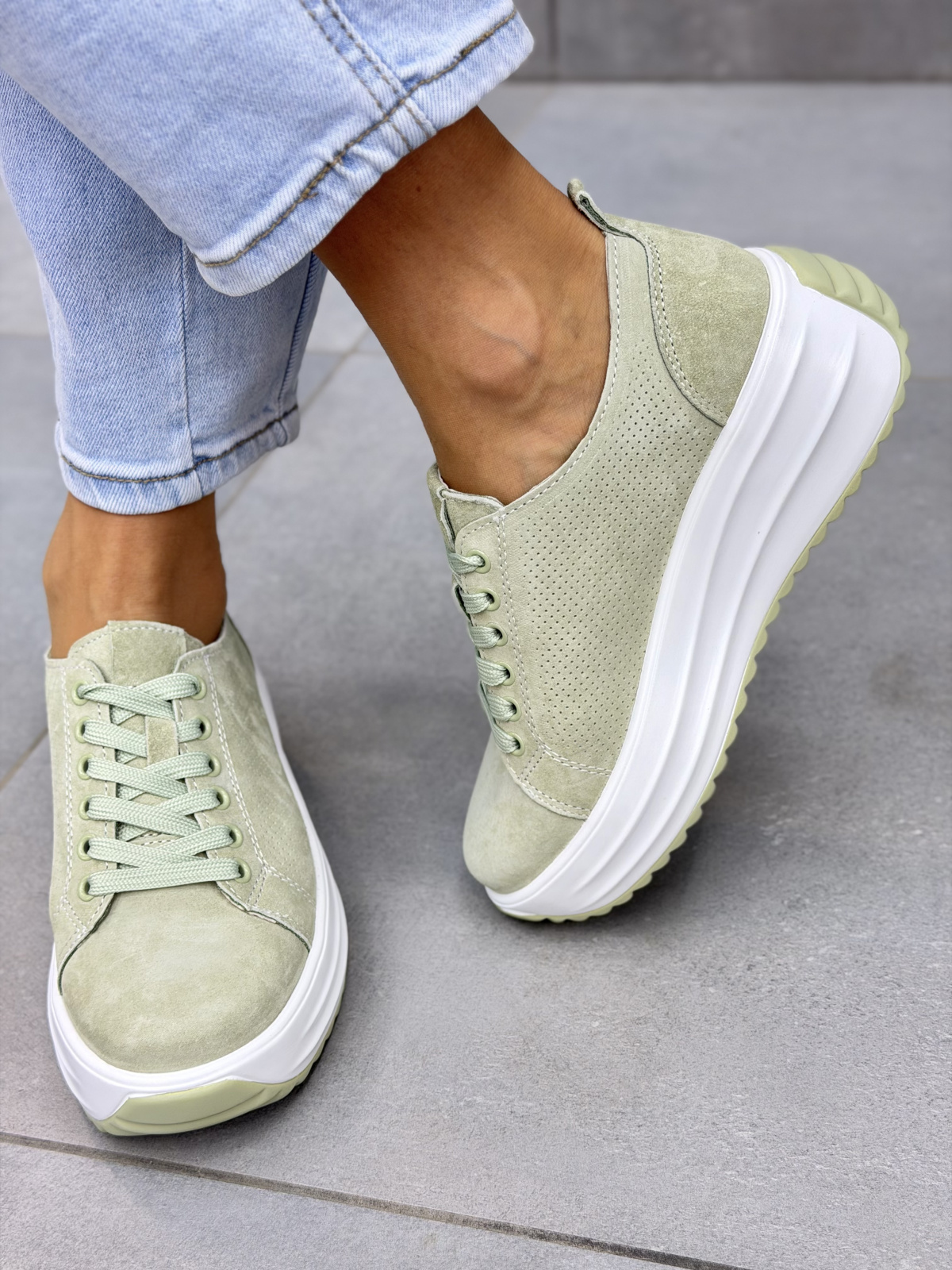 Miętowe sneakersy damskie ze skóry naturalnej casual