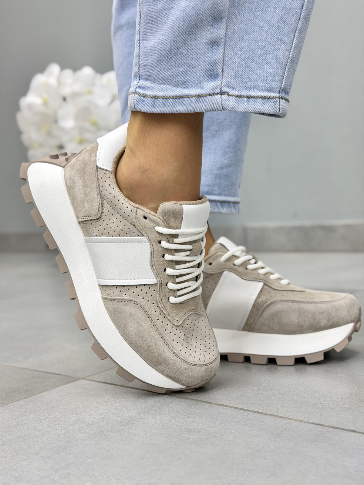 Beżowe sneakersy damskie zamszowe ze skóry naturalnej casual