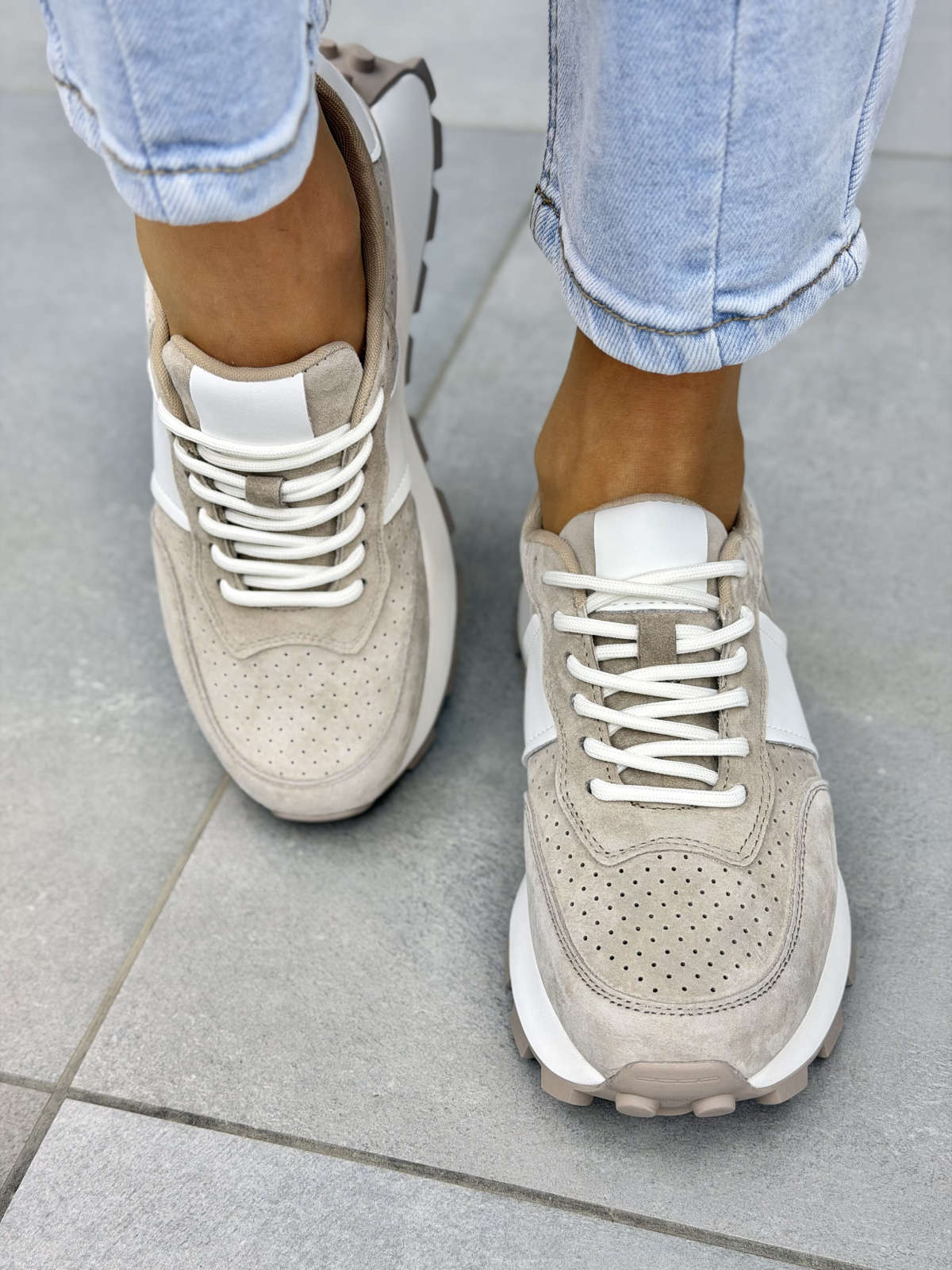 Beżowe sneakersy damskie zamszowe ze skóry naturalnej casual