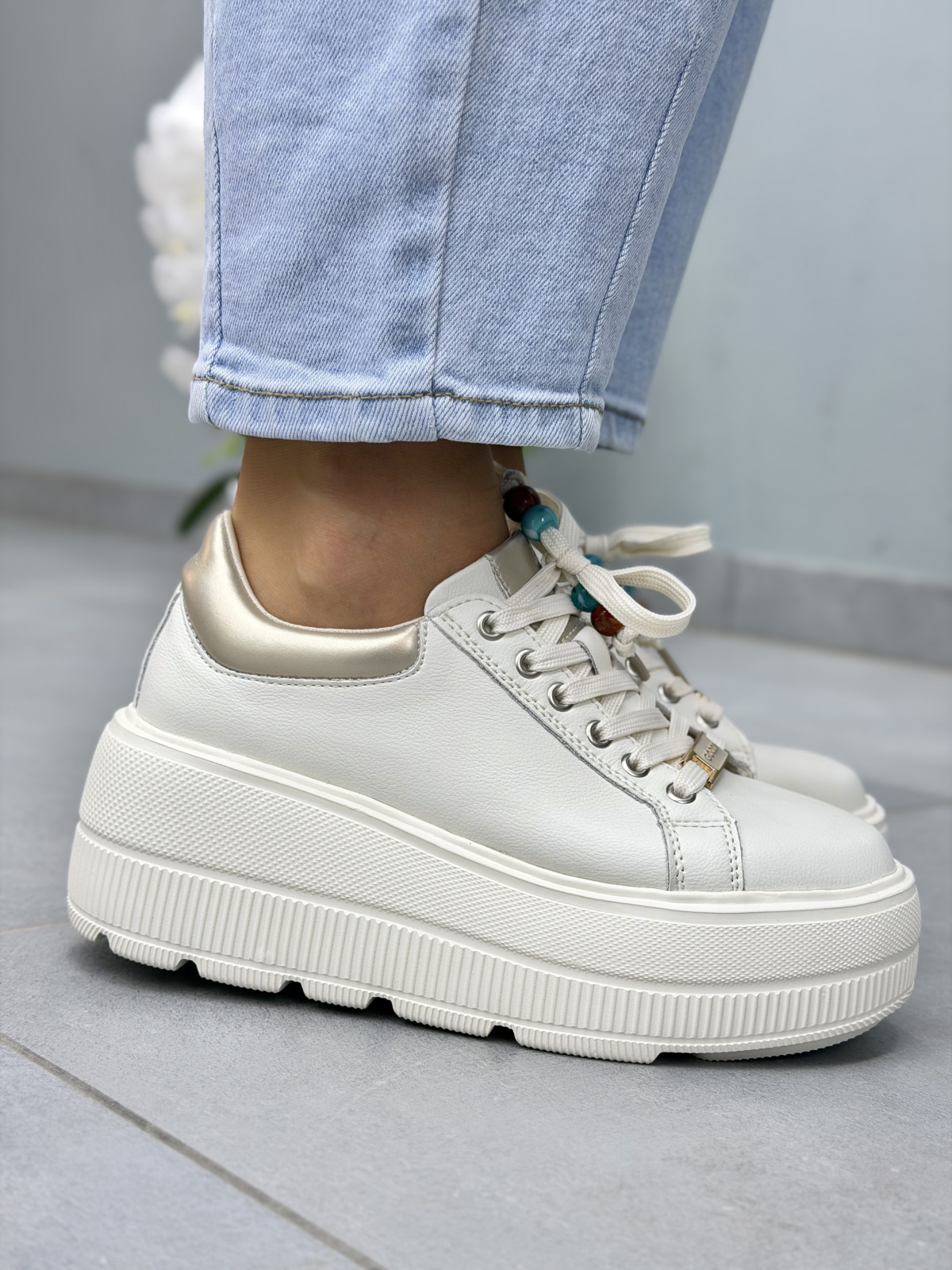 Białe sneakersy damskie skórzane na platformie casual