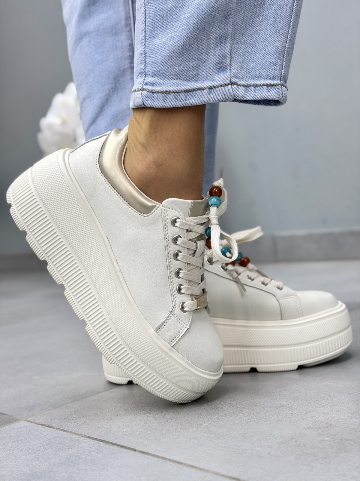 Białe sneakersy damskie skórzane na platformie casual