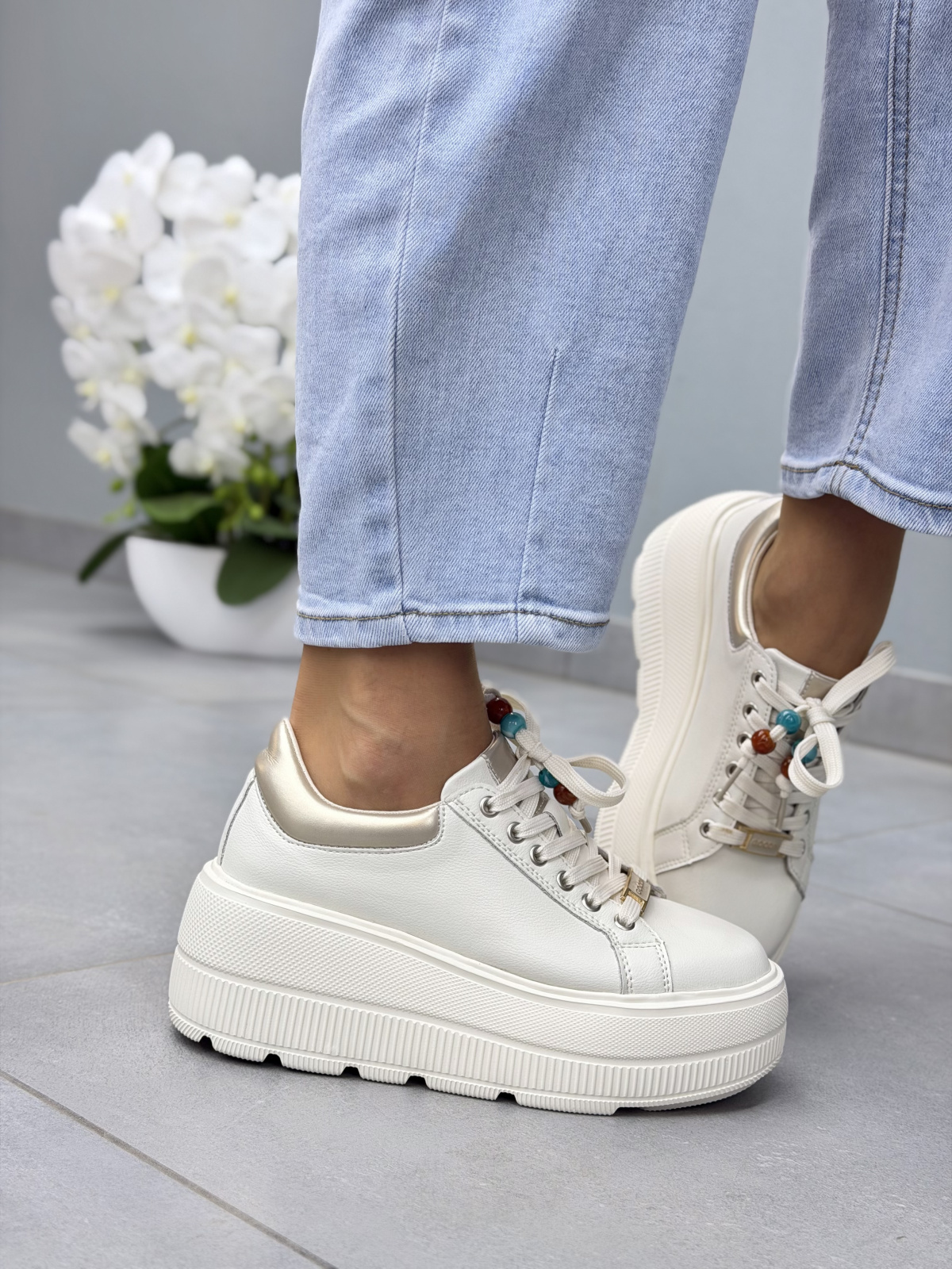 Białe sneakersy damskie skórzane na platformie casual