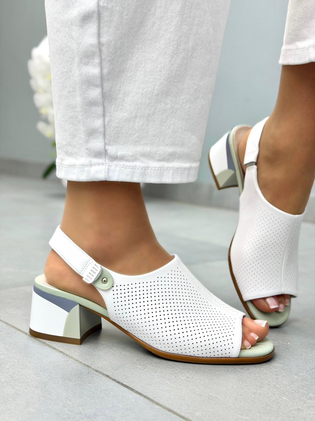 Białe sandały damskie skórzane na słupku casual