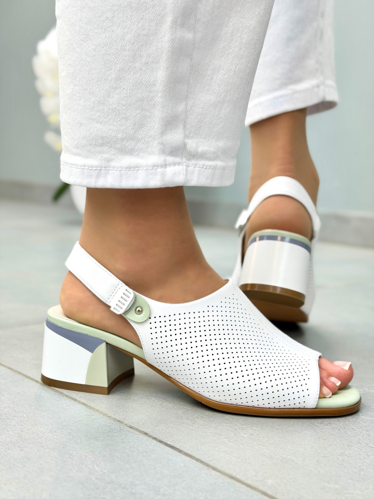 Białe sandały damskie skórzane na słupku casual