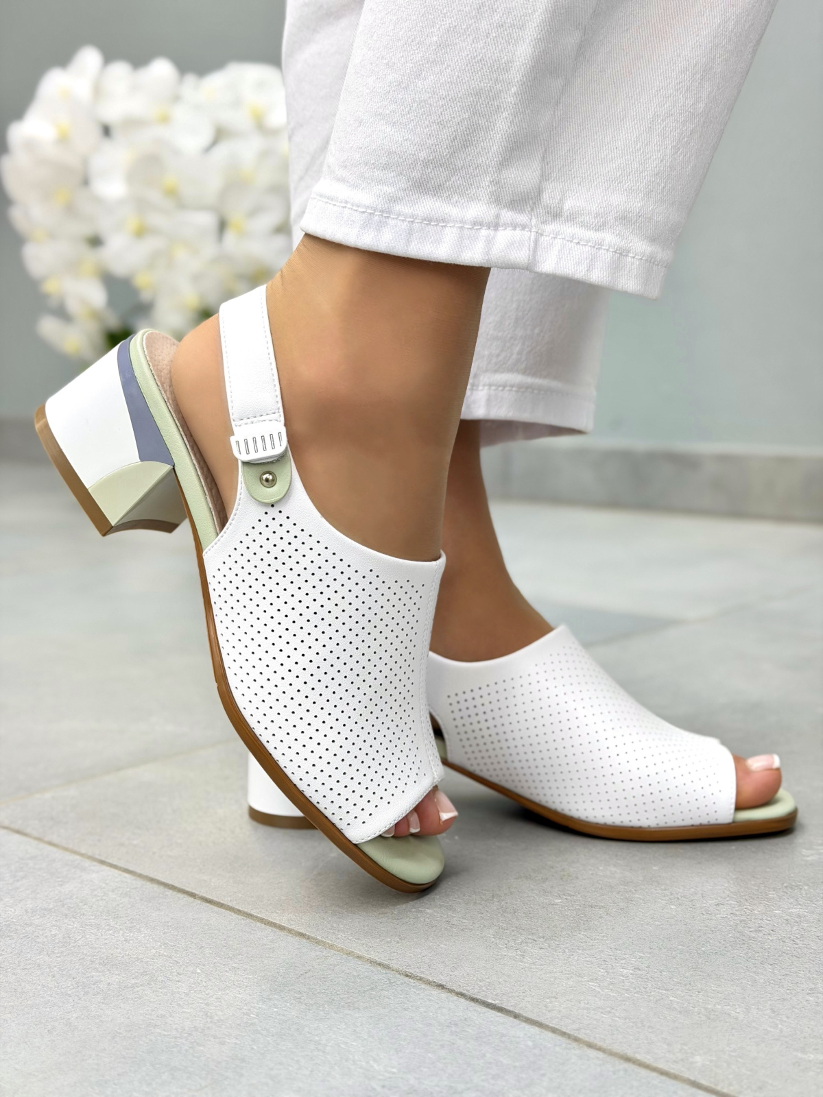 Białe sandały damskie skórzane na słupku casual