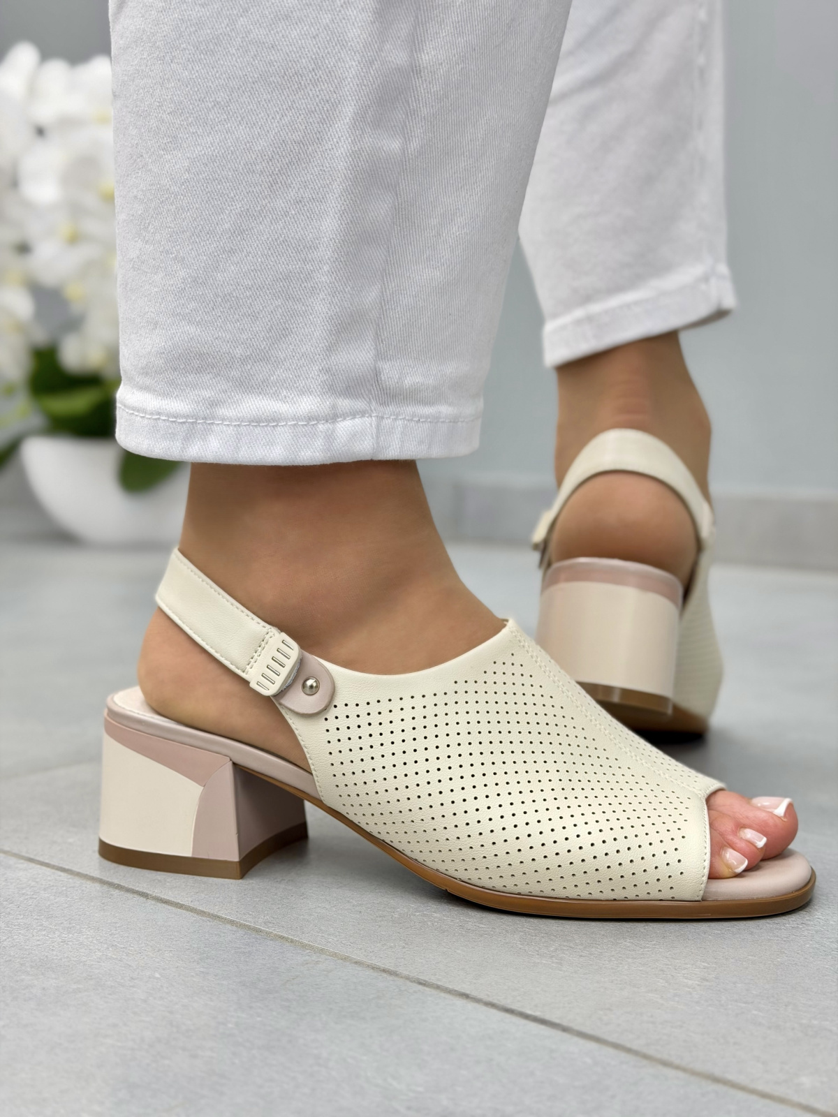 Beżowe sandały damskie ze skóry naturalnej na słupku