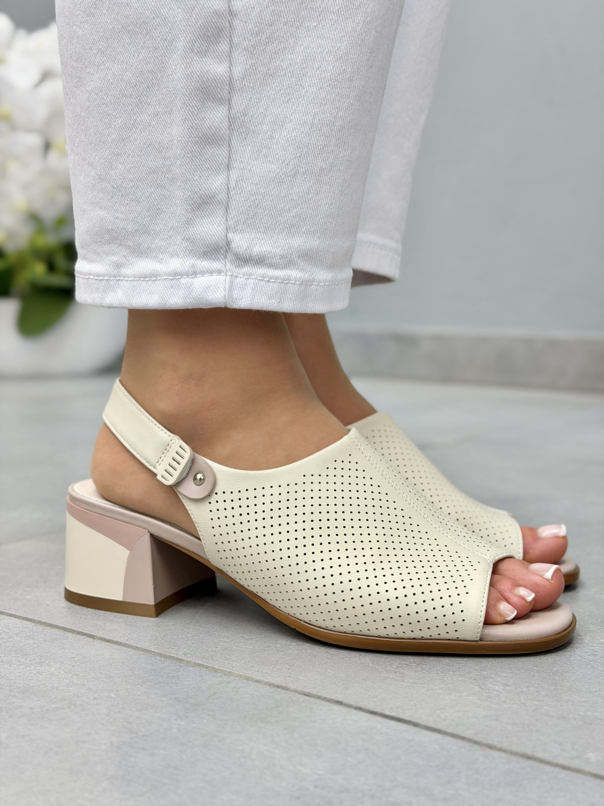 Beżowe sandały damskie ze skóry naturalnej na słupku