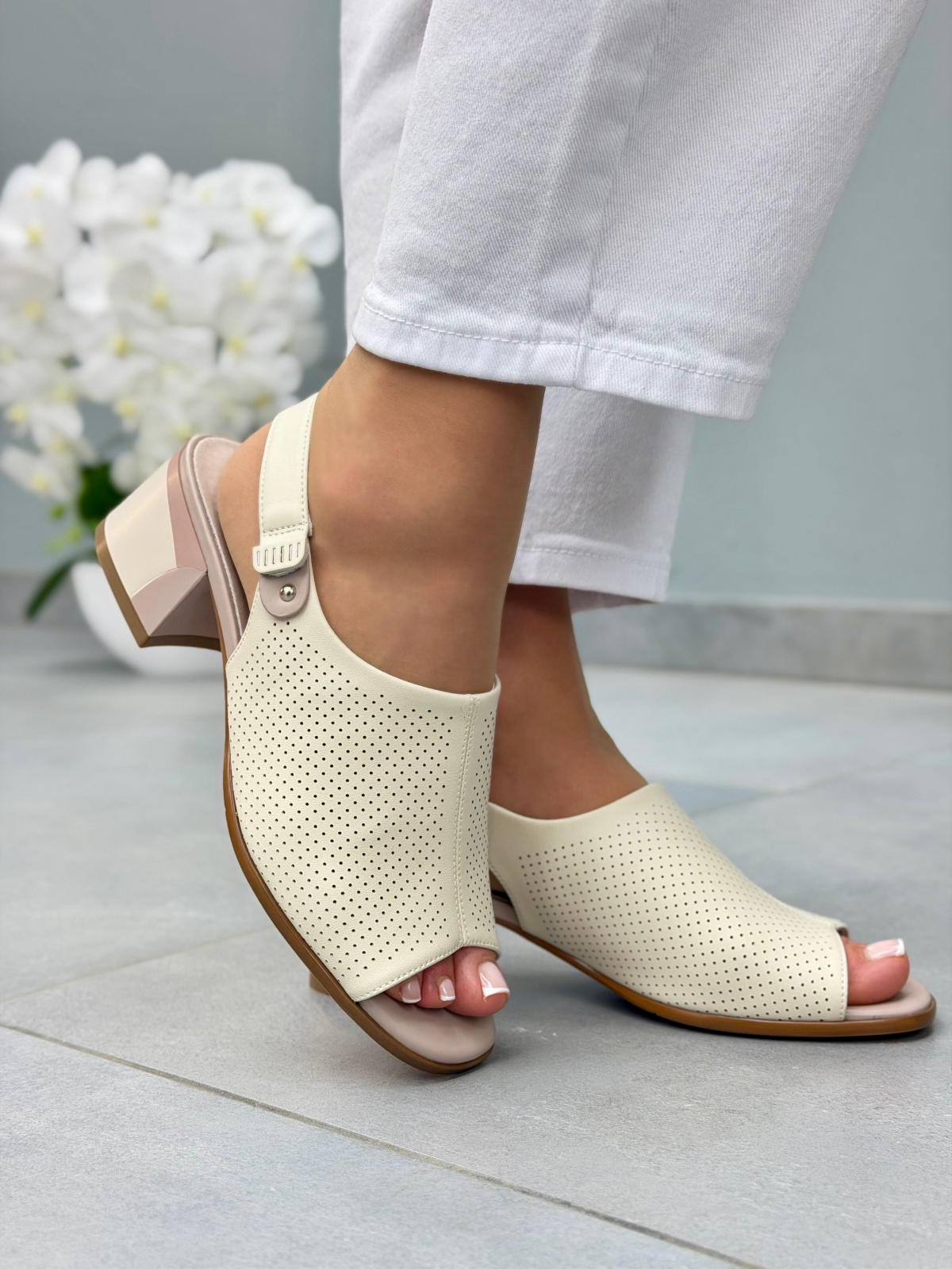 Beżowe sandały damskie ze skóry naturalnej na słupku