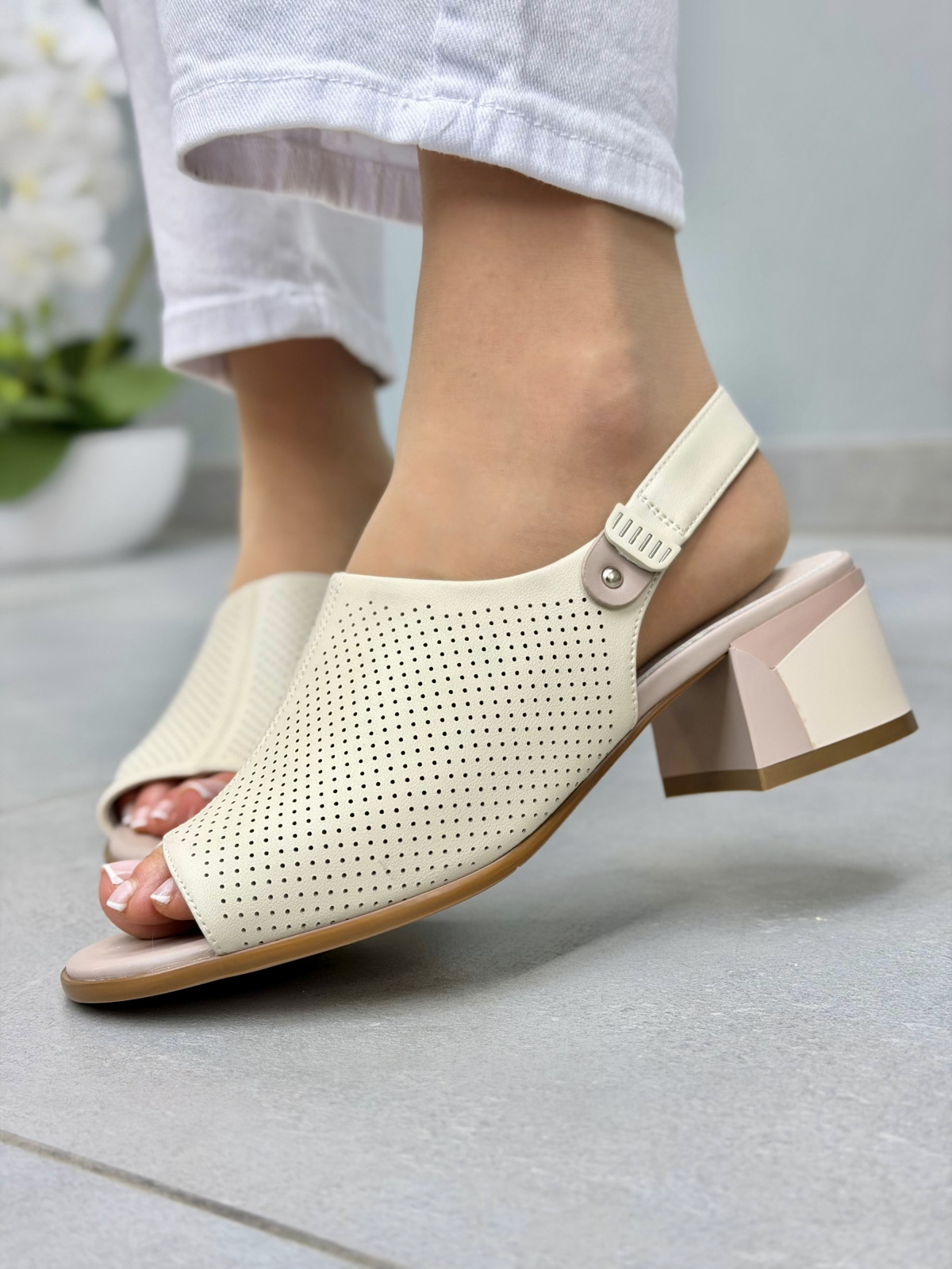 Beżowe sandały damskie ze skóry naturalnej na słupku