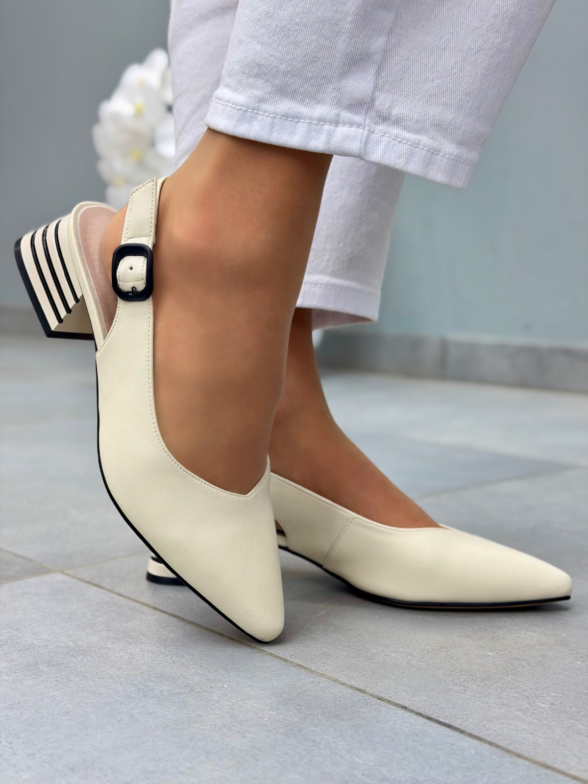 Beżowe sandały damskie skórzane slingback eleganckie na słupku