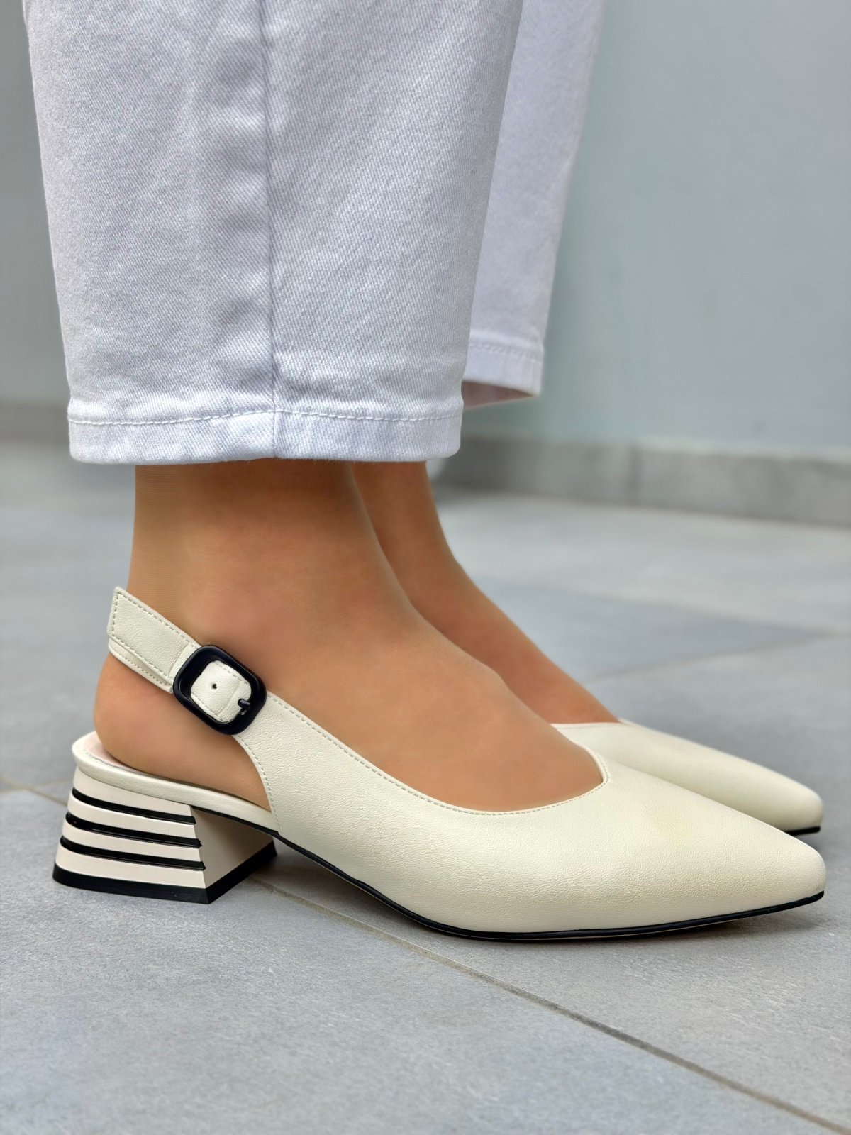 Beżowe sandały damskie skórzane slingback eleganckie na słupku