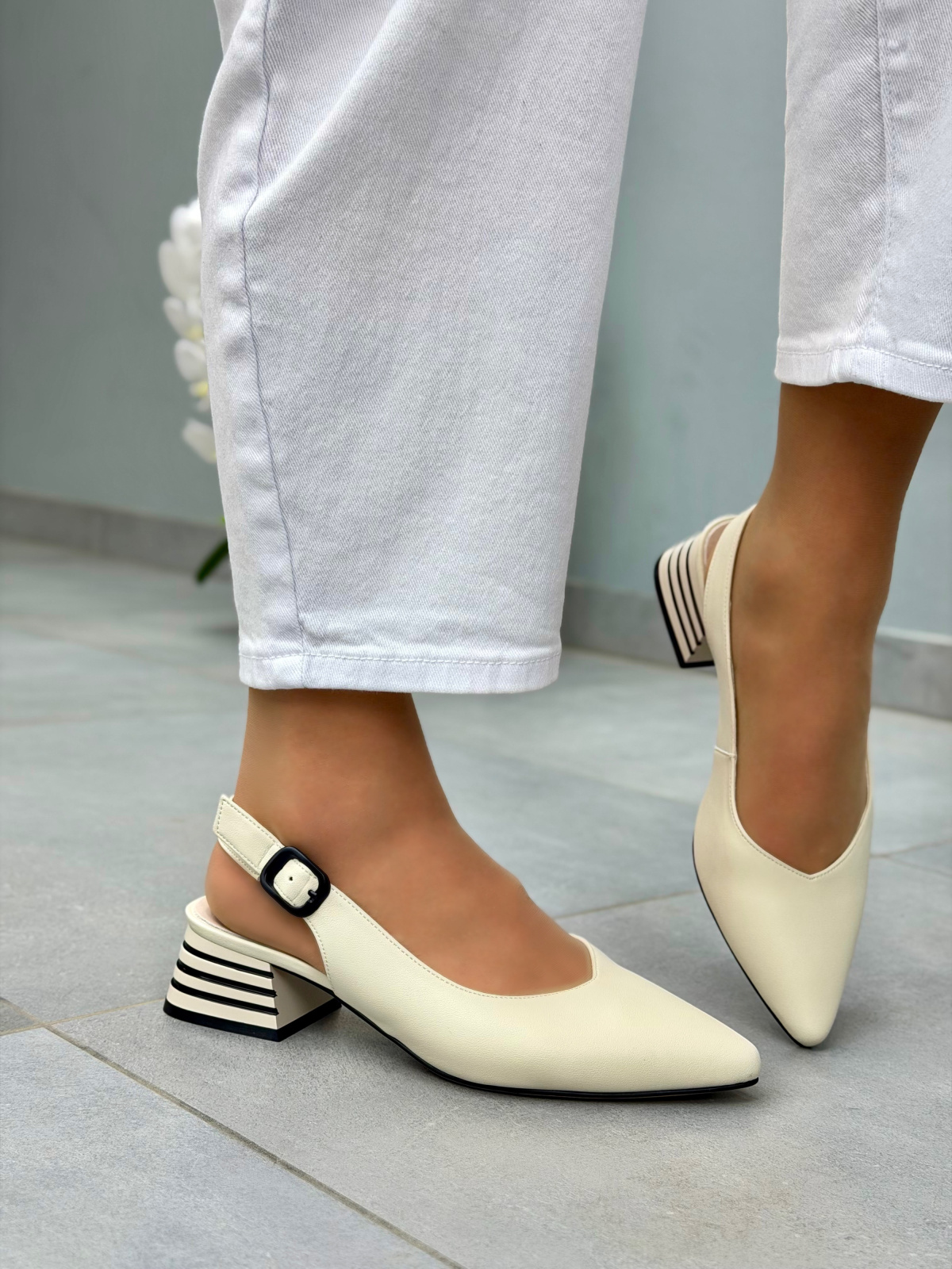 Beżowe sandały damskie skórzane slingback eleganckie na słupku