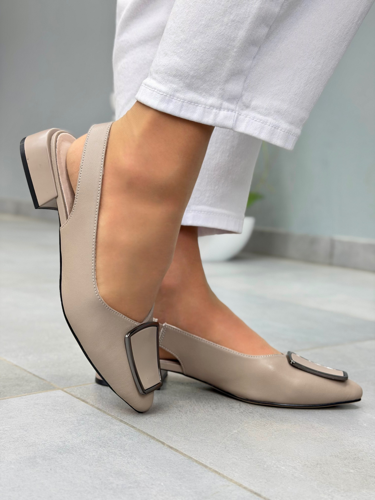 Beżowe sandały damskie skórzane slingback eleganckie na niskim obcasie