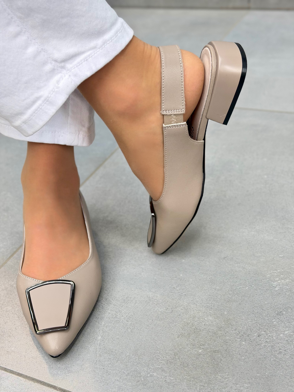 Beżowe sandały damskie skórzane slingback eleganckie na niskim obcasie