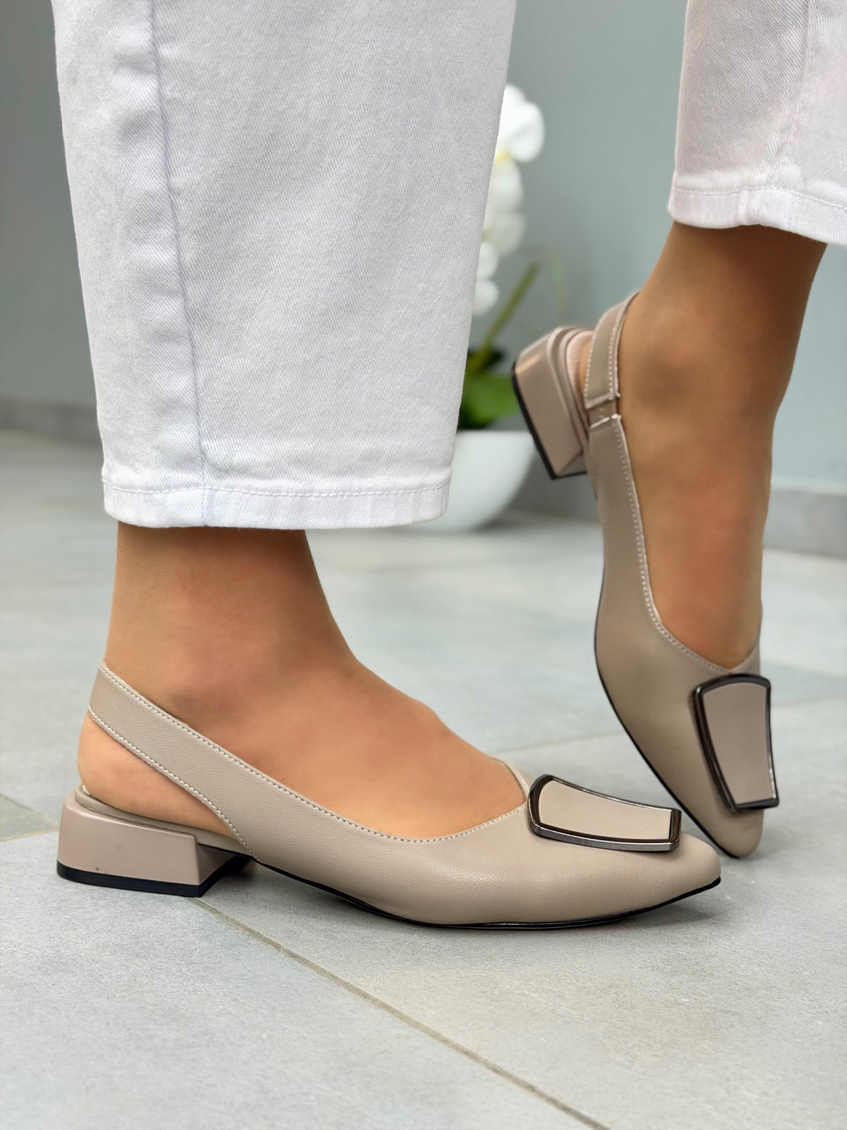 Beżowe sandały damskie skórzane slingback eleganckie na niskim obcasie