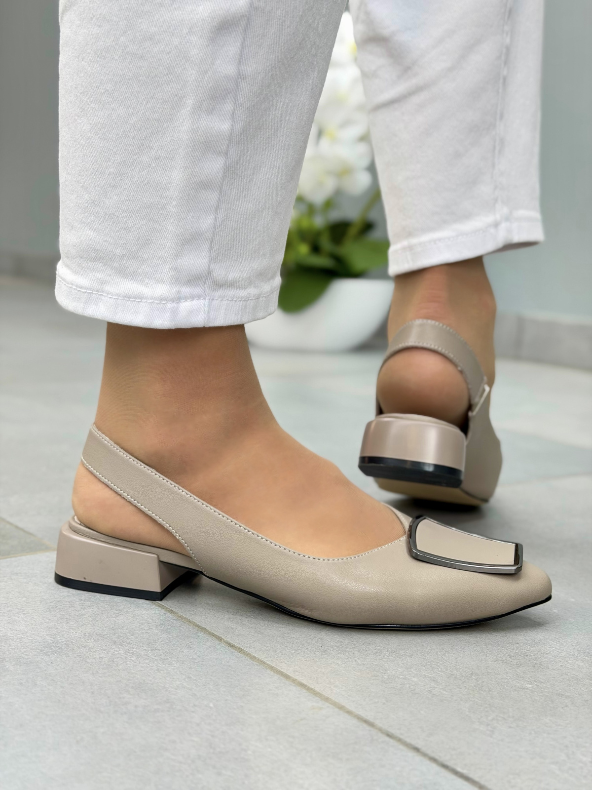 Beżowe sandały damskie skórzane slingback eleganckie na niskim obcasie