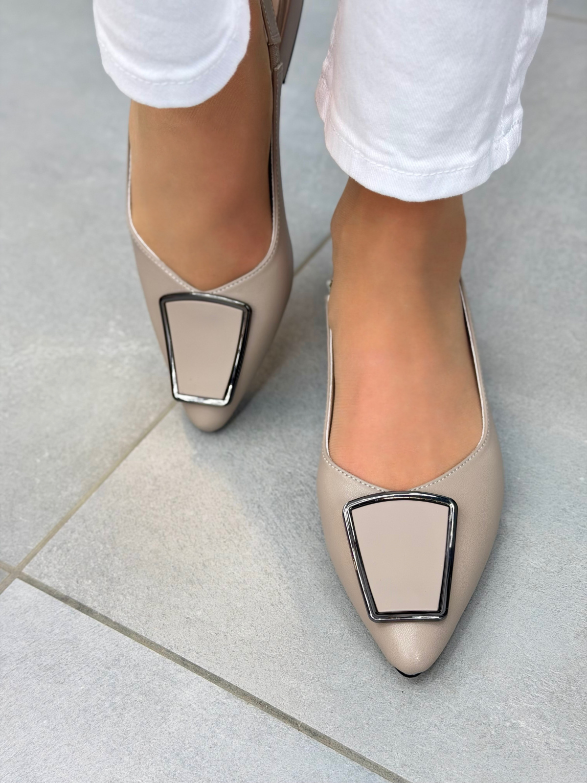 Beżowe sandały damskie skórzane slingback eleganckie na niskim obcasie