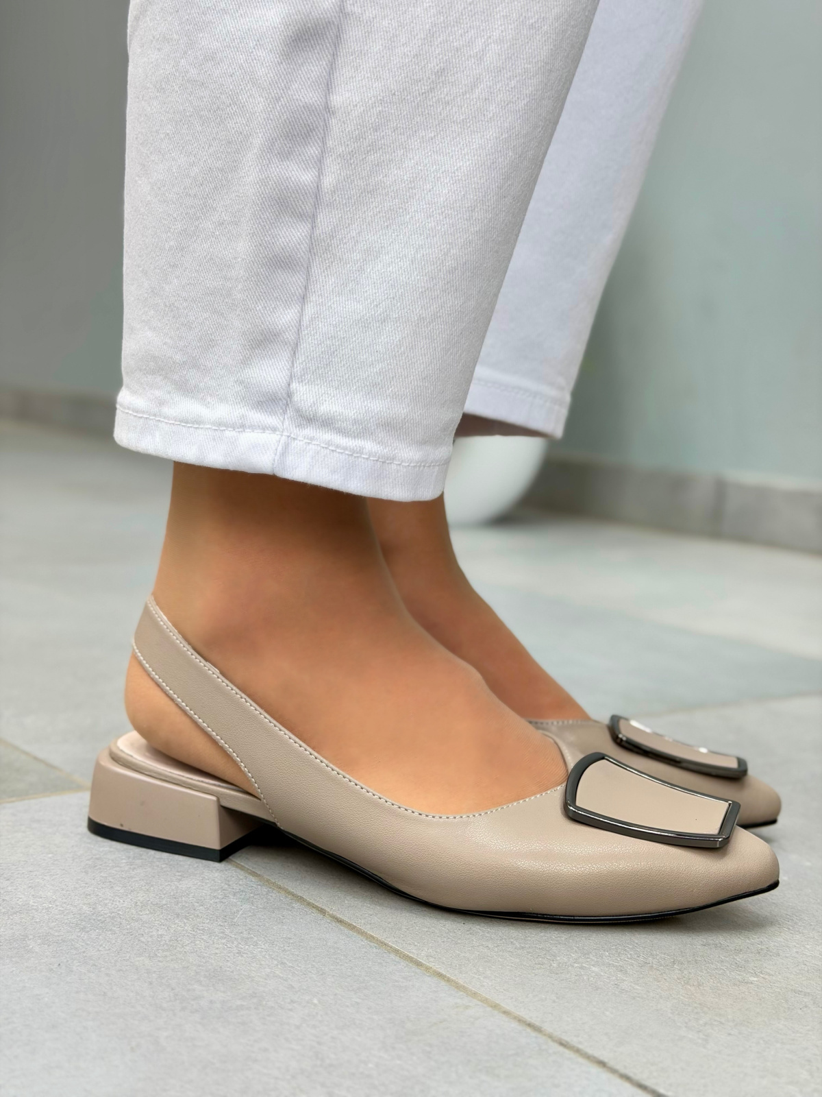 Beżowe sandały damskie skórzane slingback eleganckie na niskim obcasie