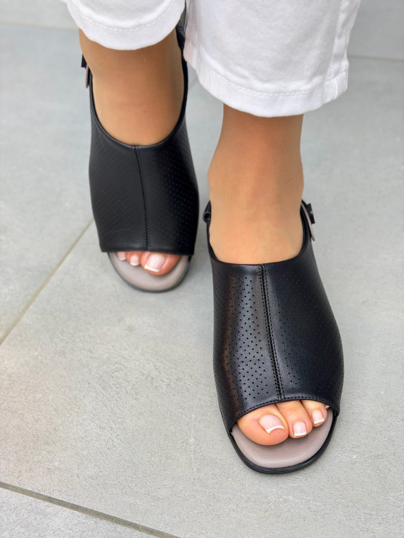 Czarne sandały damskie ze skóry naturalnej na słupku