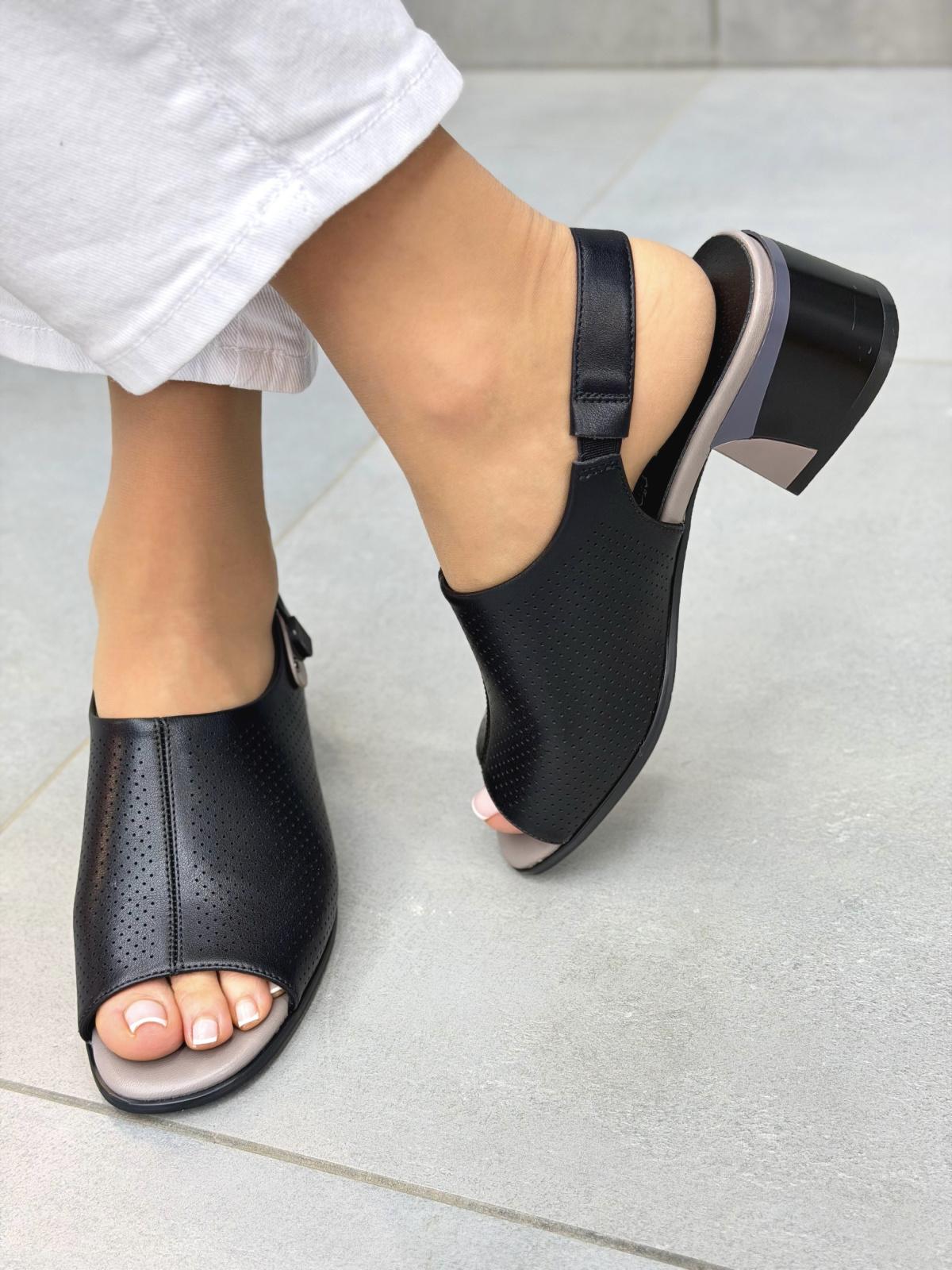 Czarne sandały damskie ze skóry naturalnej na słupku