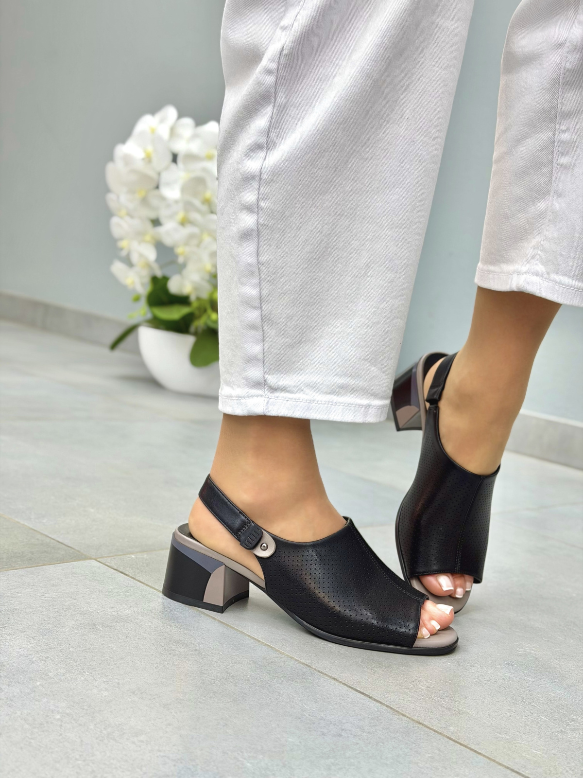 Czarne sandały damskie ze skóry naturalnej na słupku