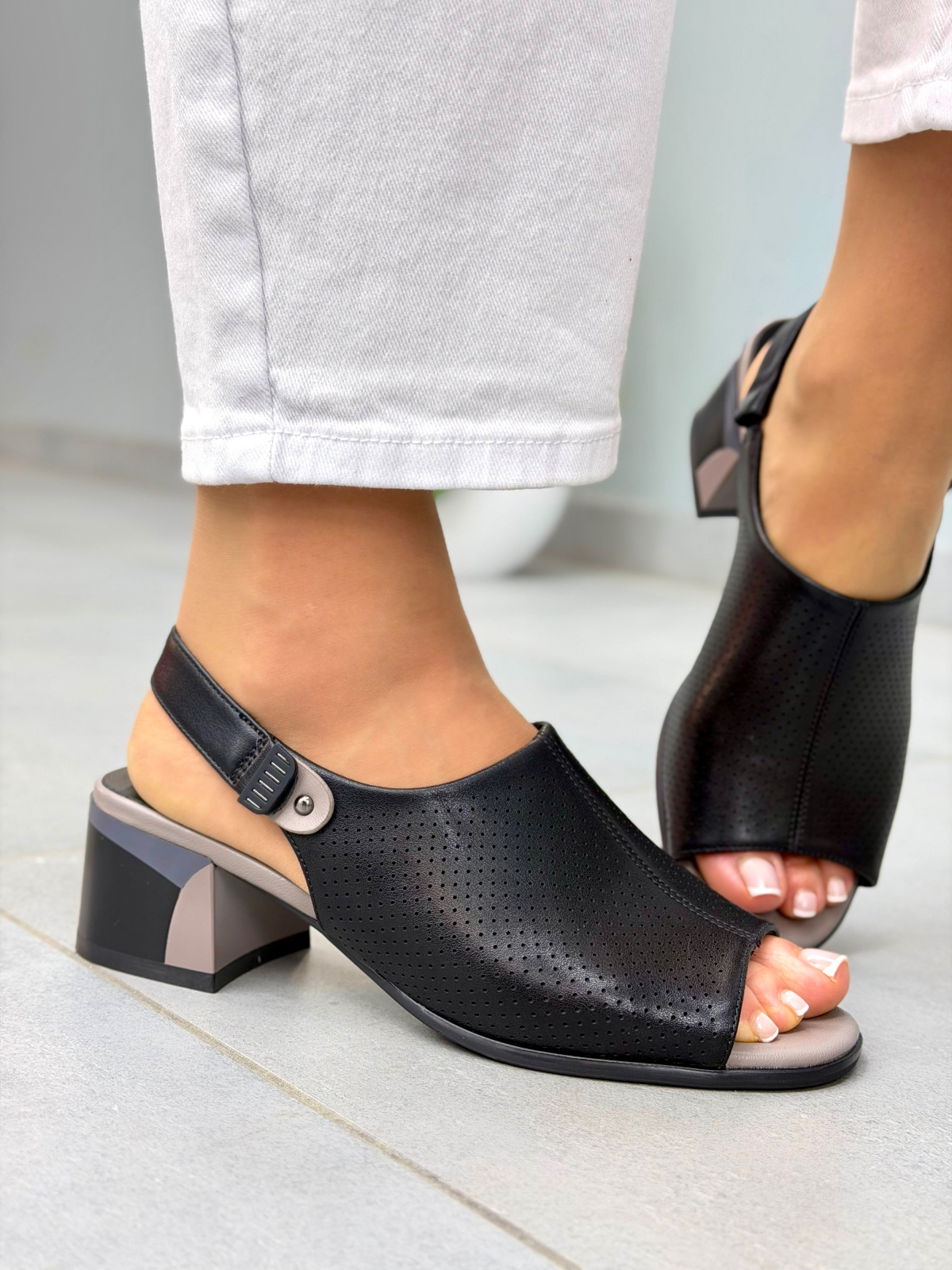 Czarne sandały damskie ze skóry naturalnej na słupku