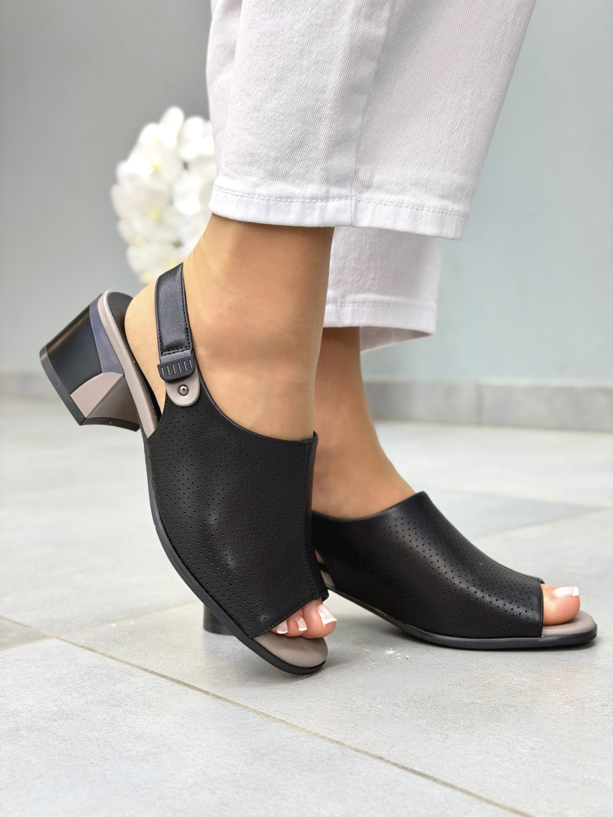 Czarne sandały damskie ze skóry naturalnej na słupku