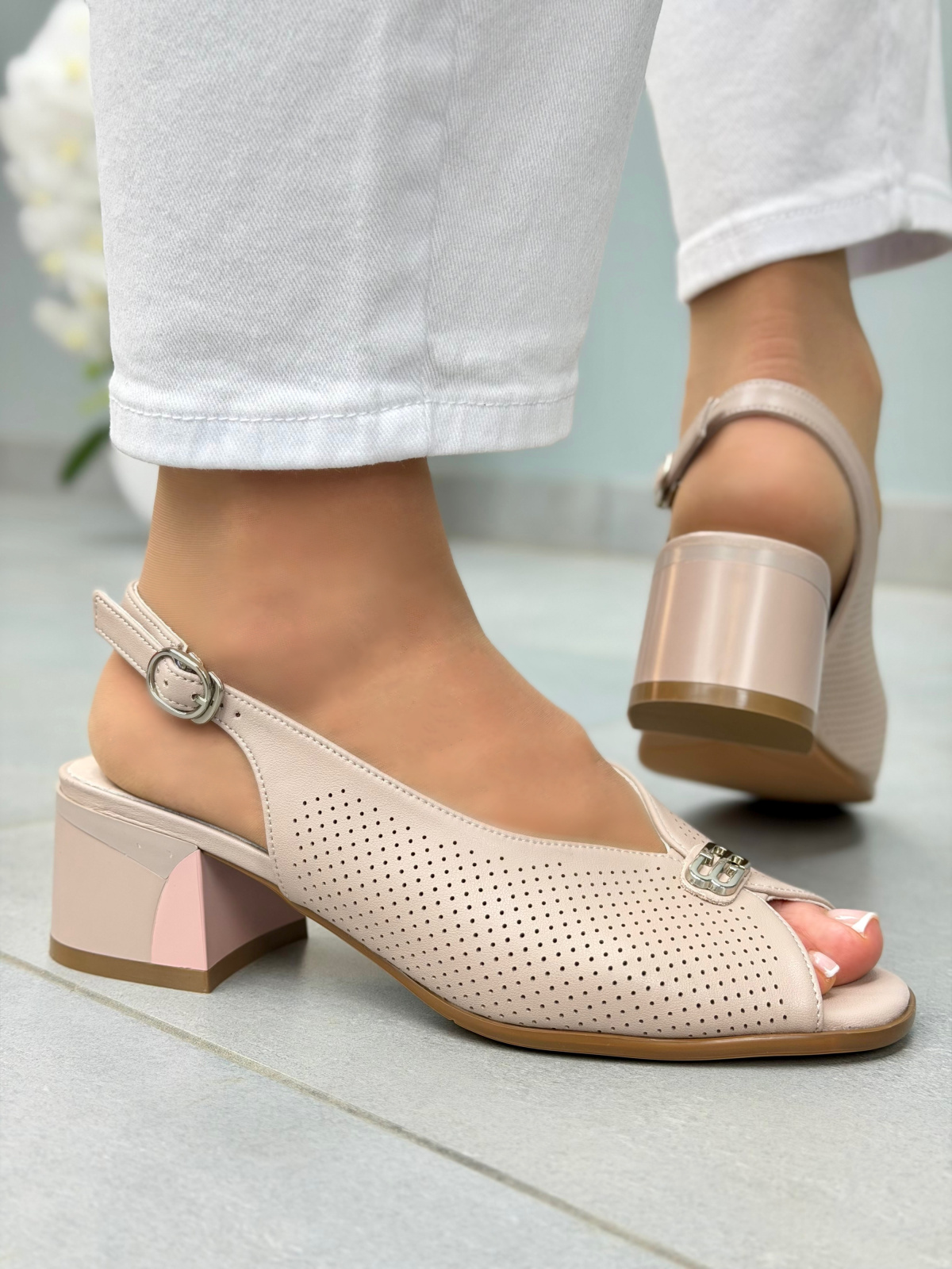 Beżowe sandały damskie skórzane na słupku eleganckie