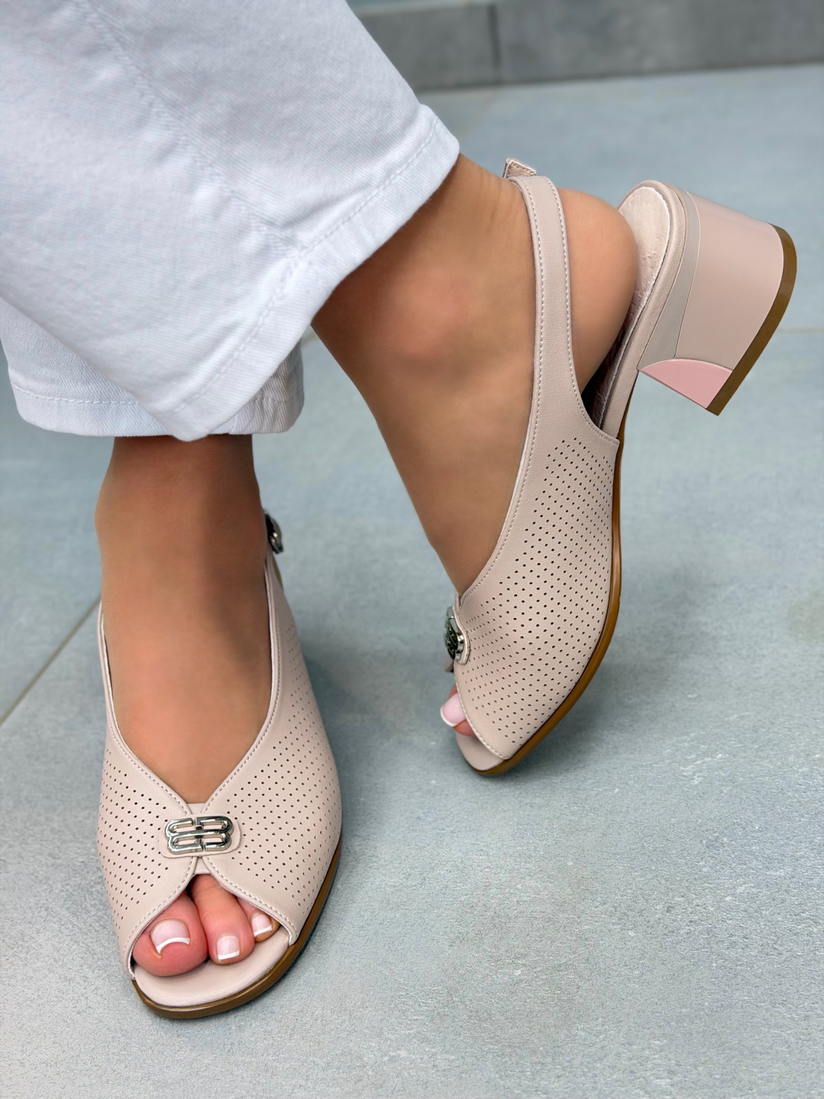 Beżowe sandały damskie skórzane na słupku eleganckie