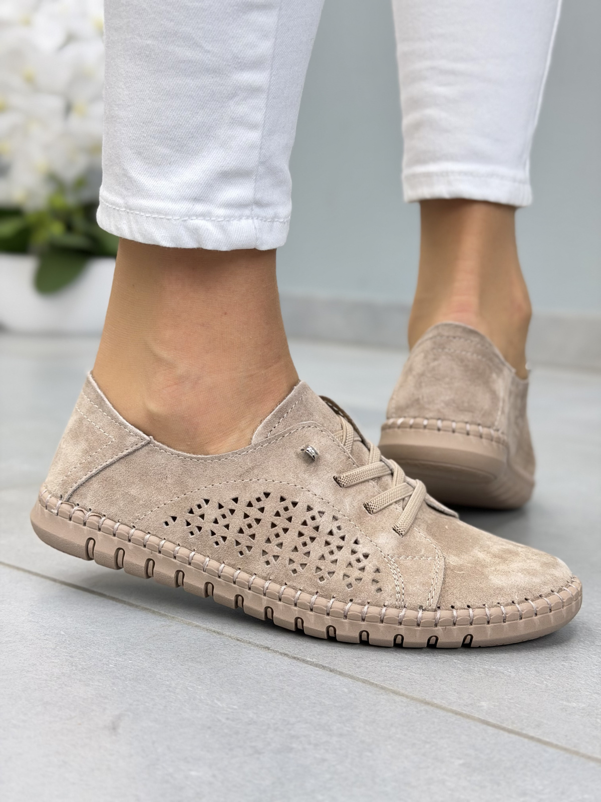 Beżowe sneakersy damskie skórzane ażurowe casual