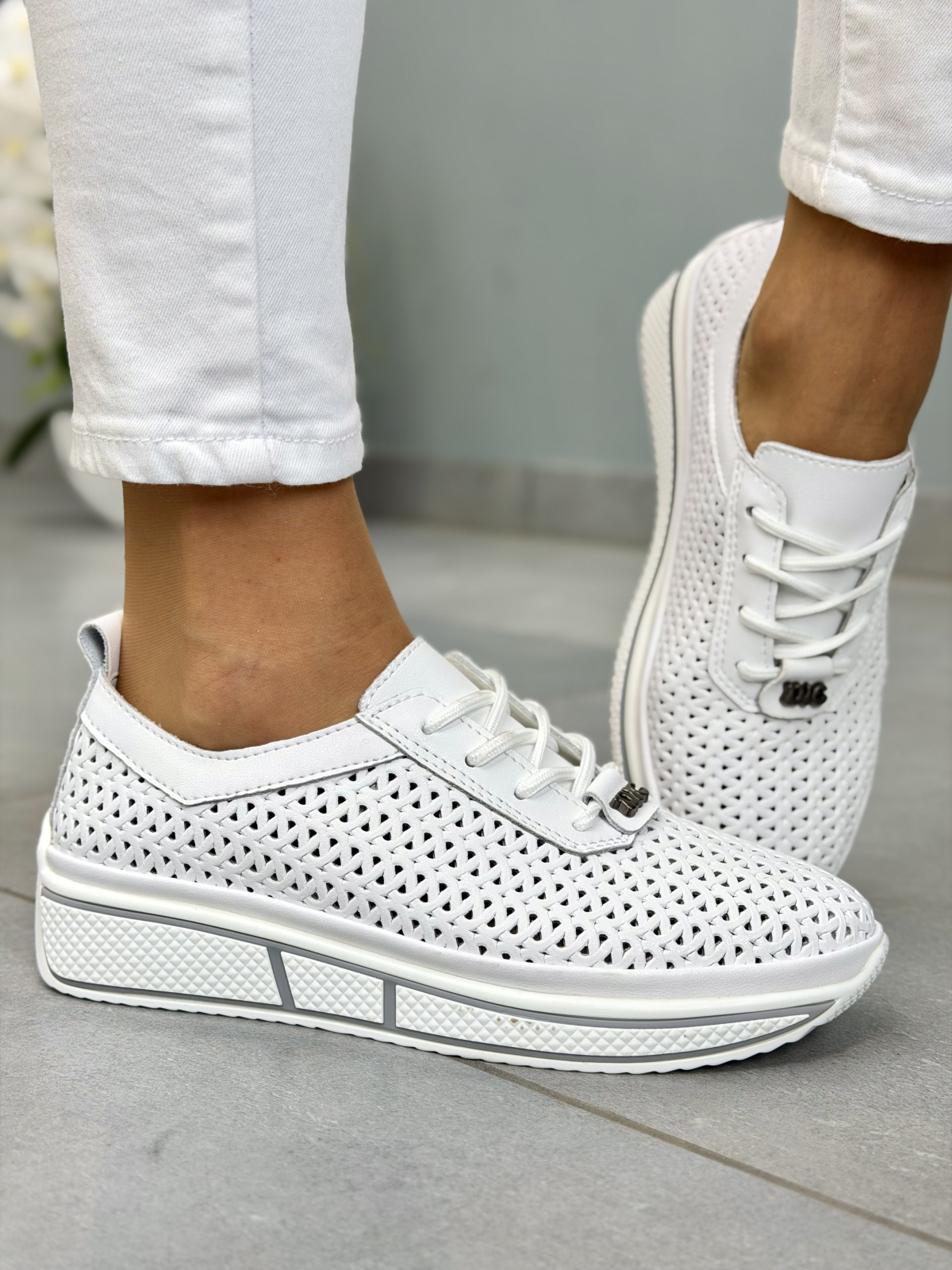 Białe sneakersy damskie ażurowe ze skóry naturalnej casual