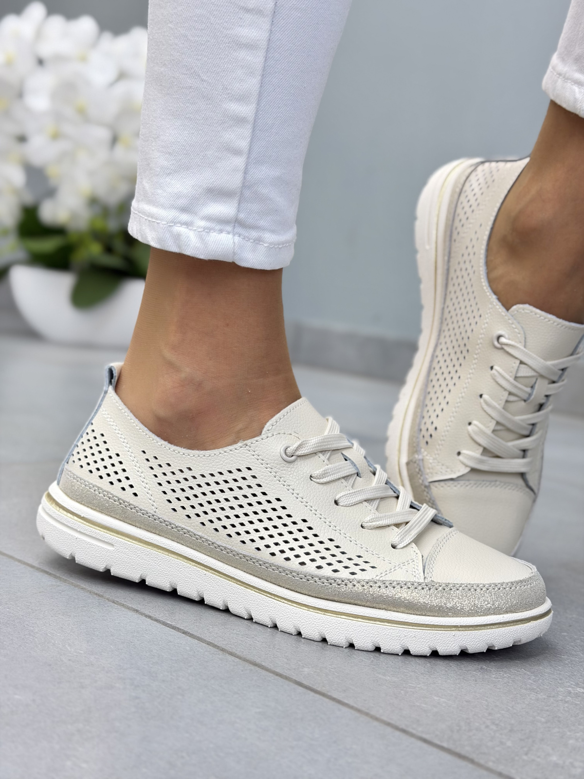 Beżowe sneakersy damskie skórzane ażurowe casual