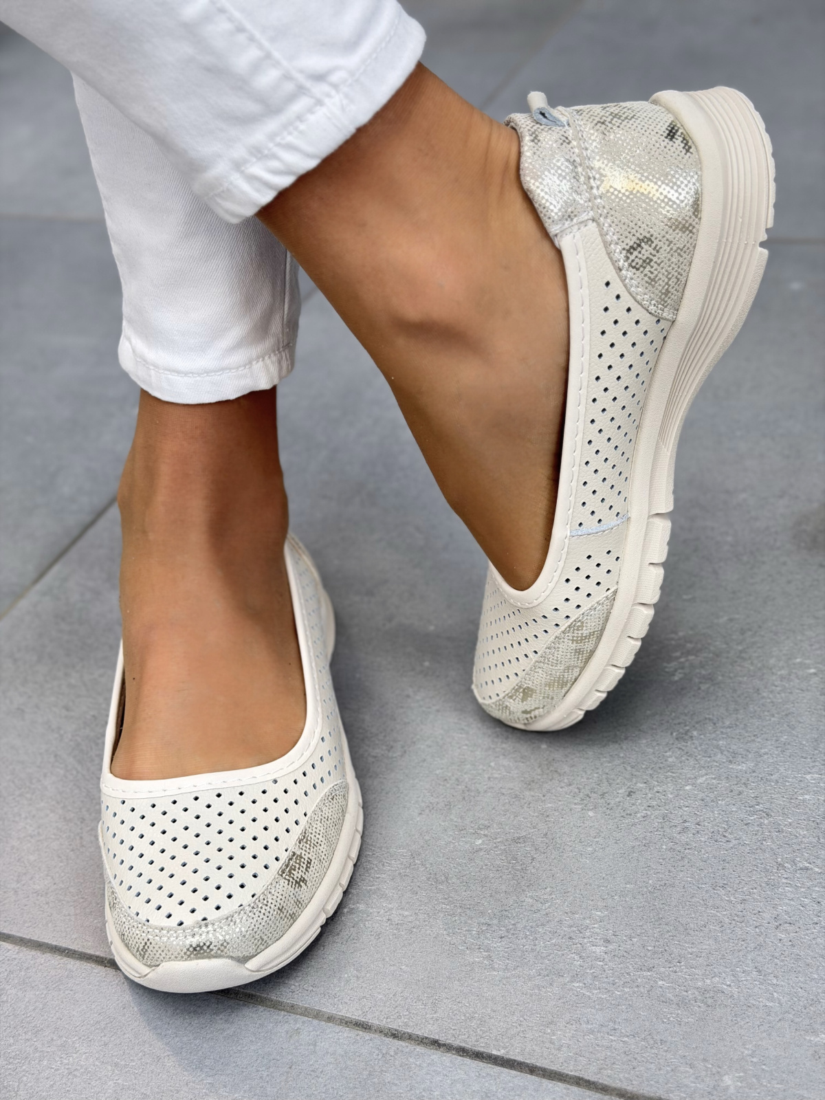 Beżowe baleriny skórzane perforowane casual