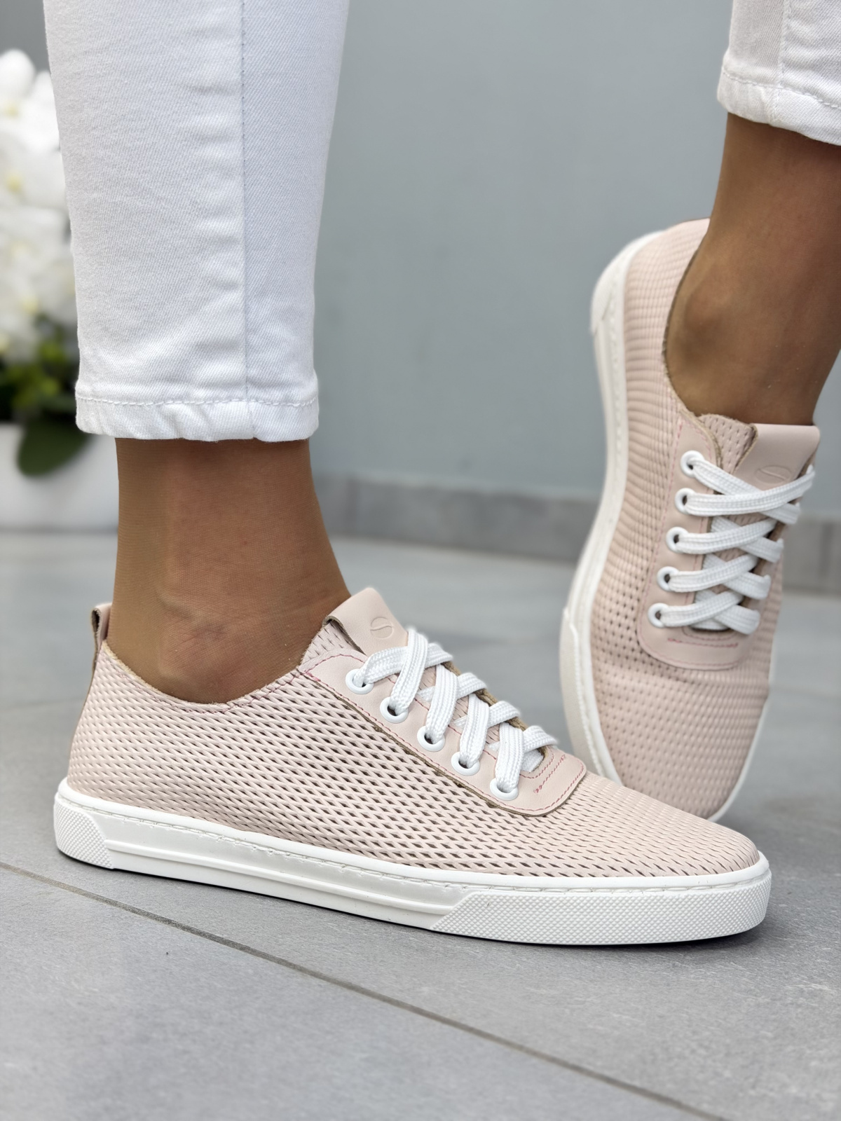 Pudrowe sneakersy damskie skórzane OLEKSY casual z ażurową cholewką