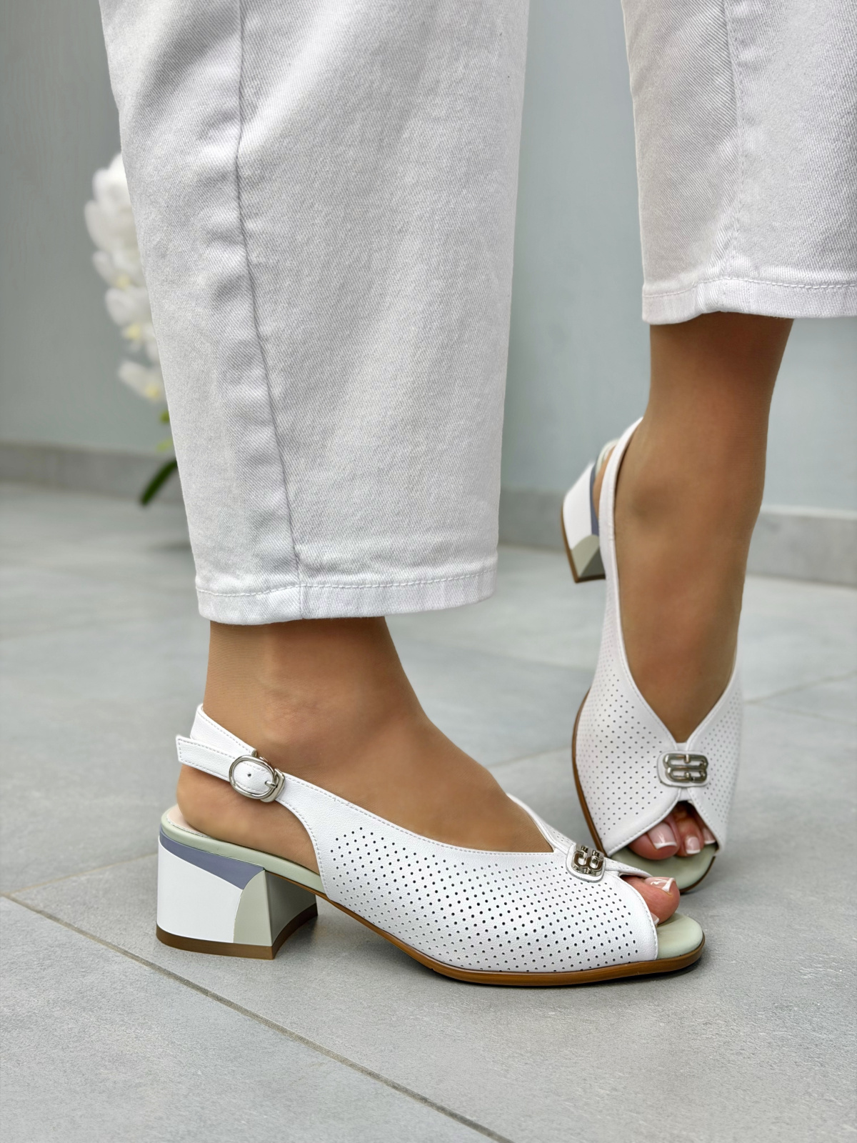 Białe sandały damskie skórzane na słupku eleganckie