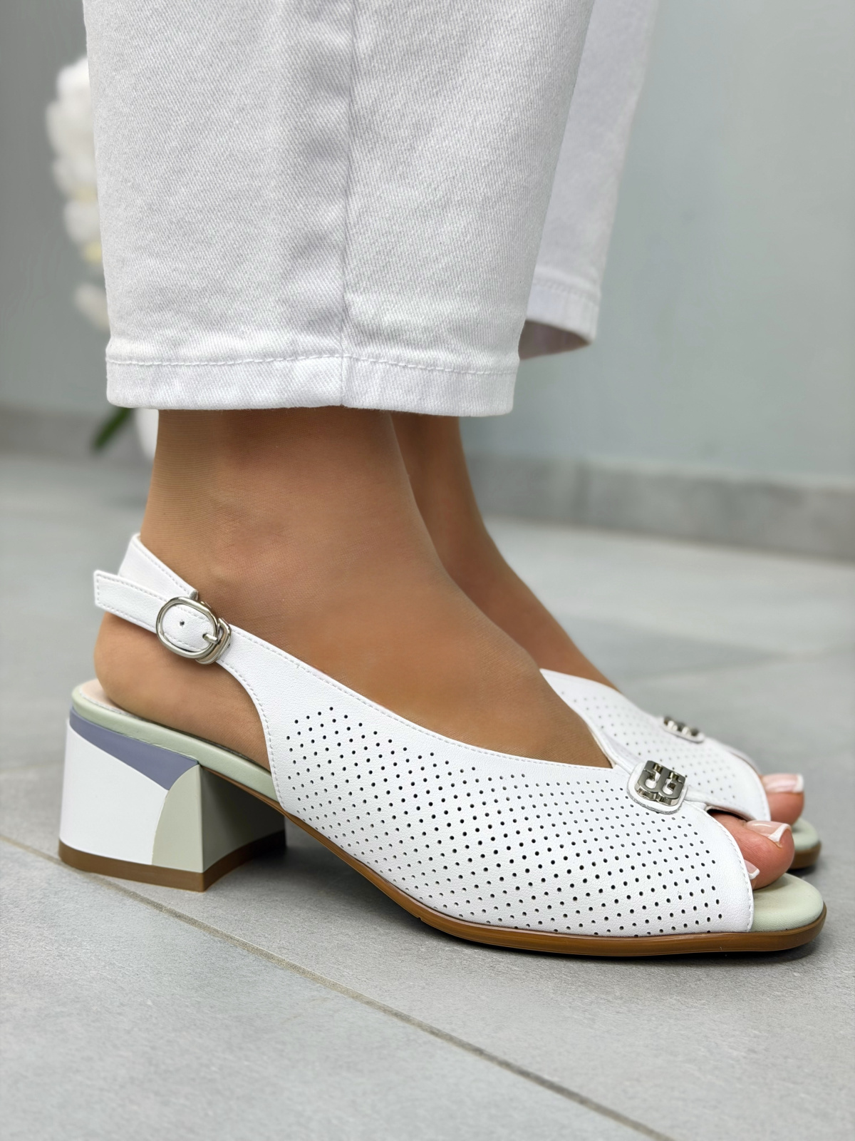 Białe sandały damskie skórzane na słupku eleganckie