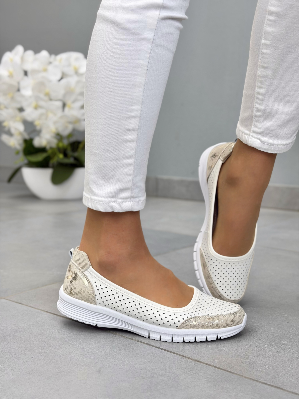 Białe baleriny skórzane perforowane casual