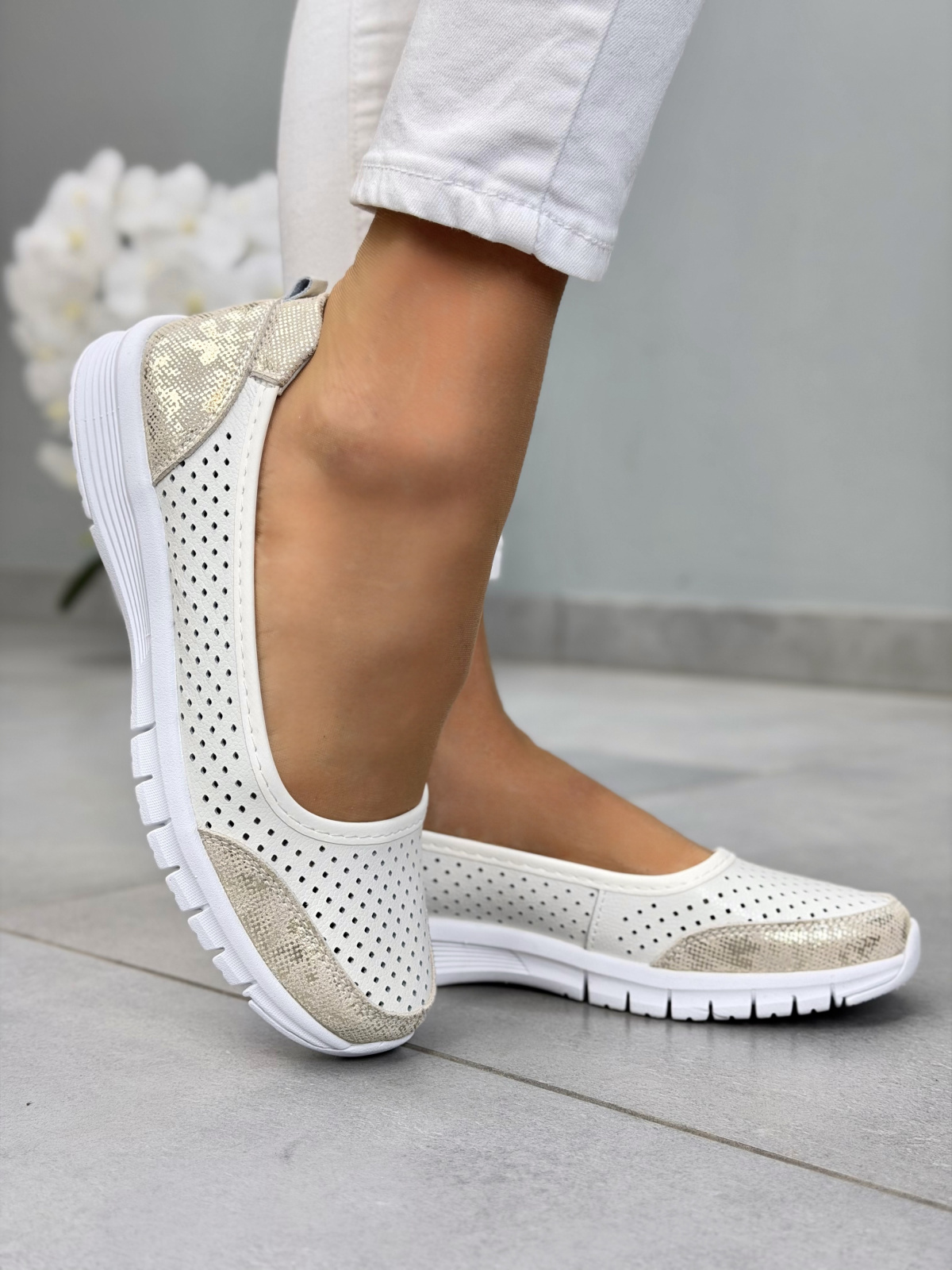 Białe baleriny skórzane perforowane casual
